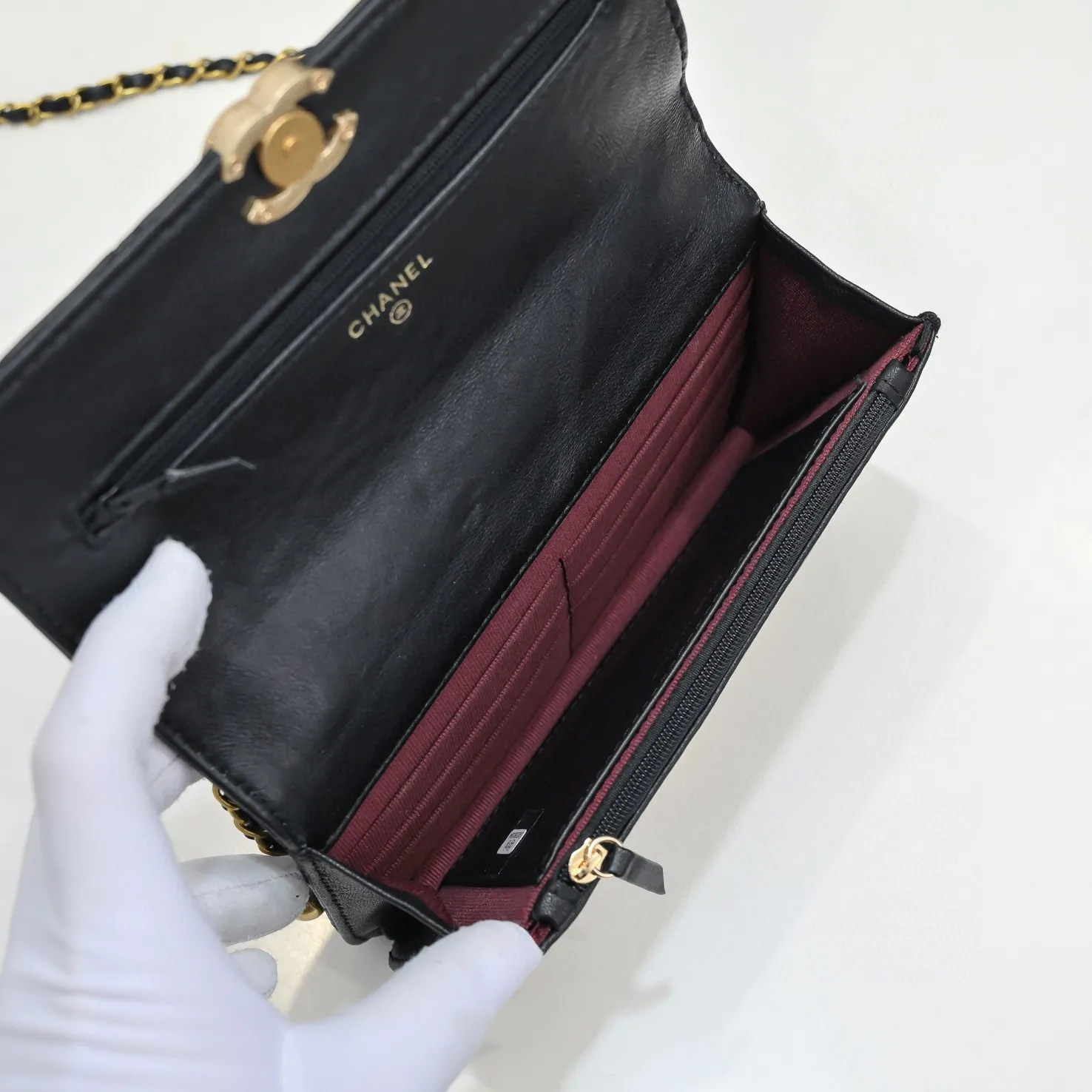 💰360￥CHANEL:🌈✨: First launched on the whole network, 2021 early spring limited edition cf gorgeous and unique style bag✨ We can’t miss it either. The shoulder straps are adjustable and made of sheepskin. It feels super soft and comfortable, the design is novel and unique, and the outstanding taste and temperament highlights are everywhere! Style number: A33814-1 Size: 19*12*4cm