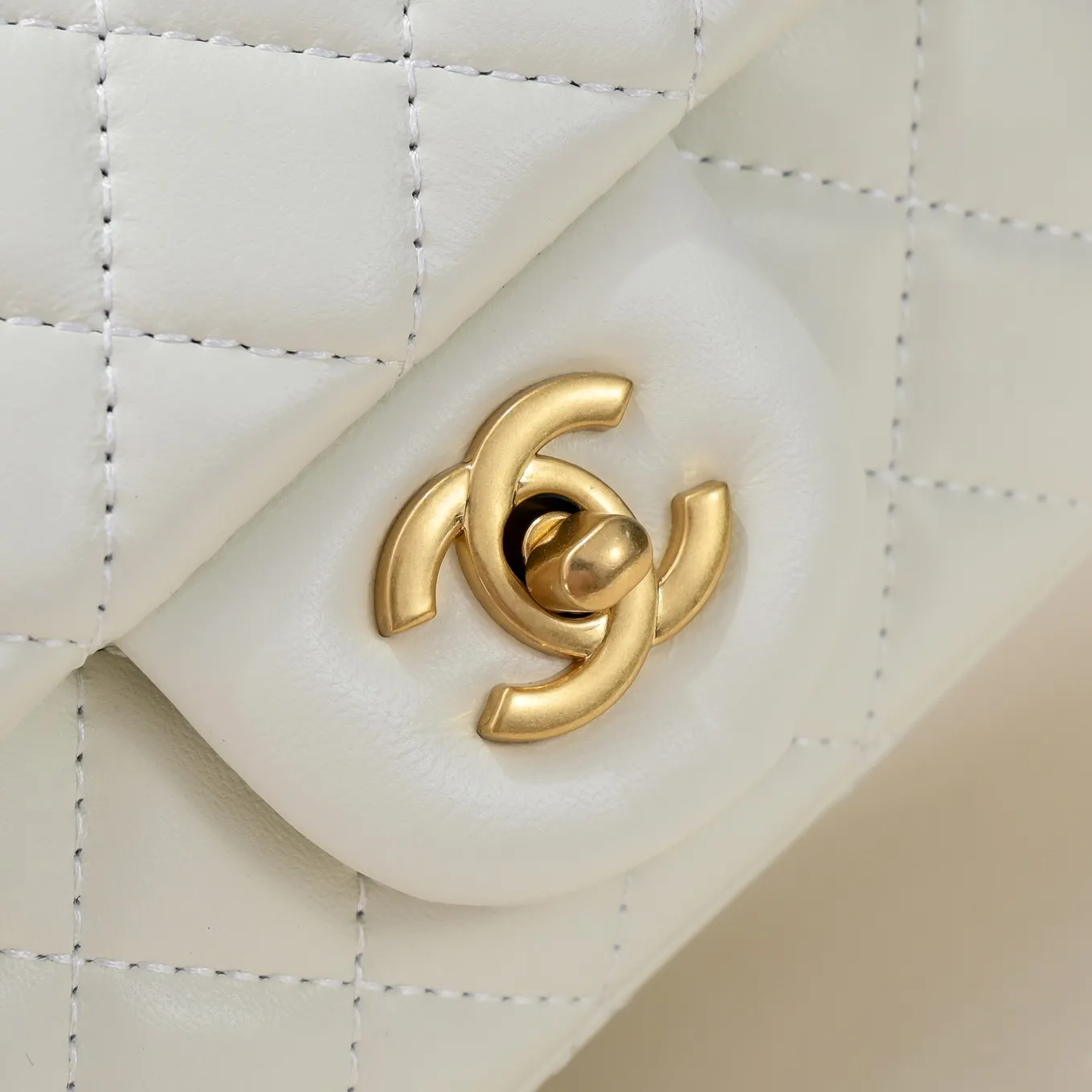 💰400￥♨️♨️Chanel 22B’s latest Mini CF handle hardware embellished handbag, new AS2431 classic diamond flap bag, decorated with exquisite classic chain and handbag, delicate sheepskin: embellishment handbag, stand out, interpretation of timeless elegance. Style number: New AS2431 Size: 20x12x6cm