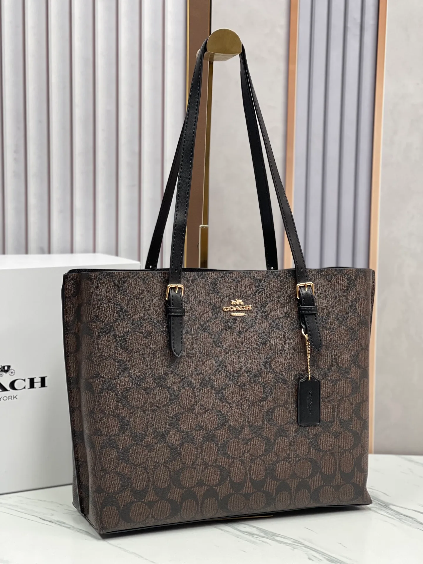 P440¥Coach’s counter model mollie tote series, model 1665, the new tote bag, the latest style, with compartments and zippers, convenient and private, and will make you consciously load them in categories. New bag appearance, large capacity, original opening. Size approximately 34/13/28,