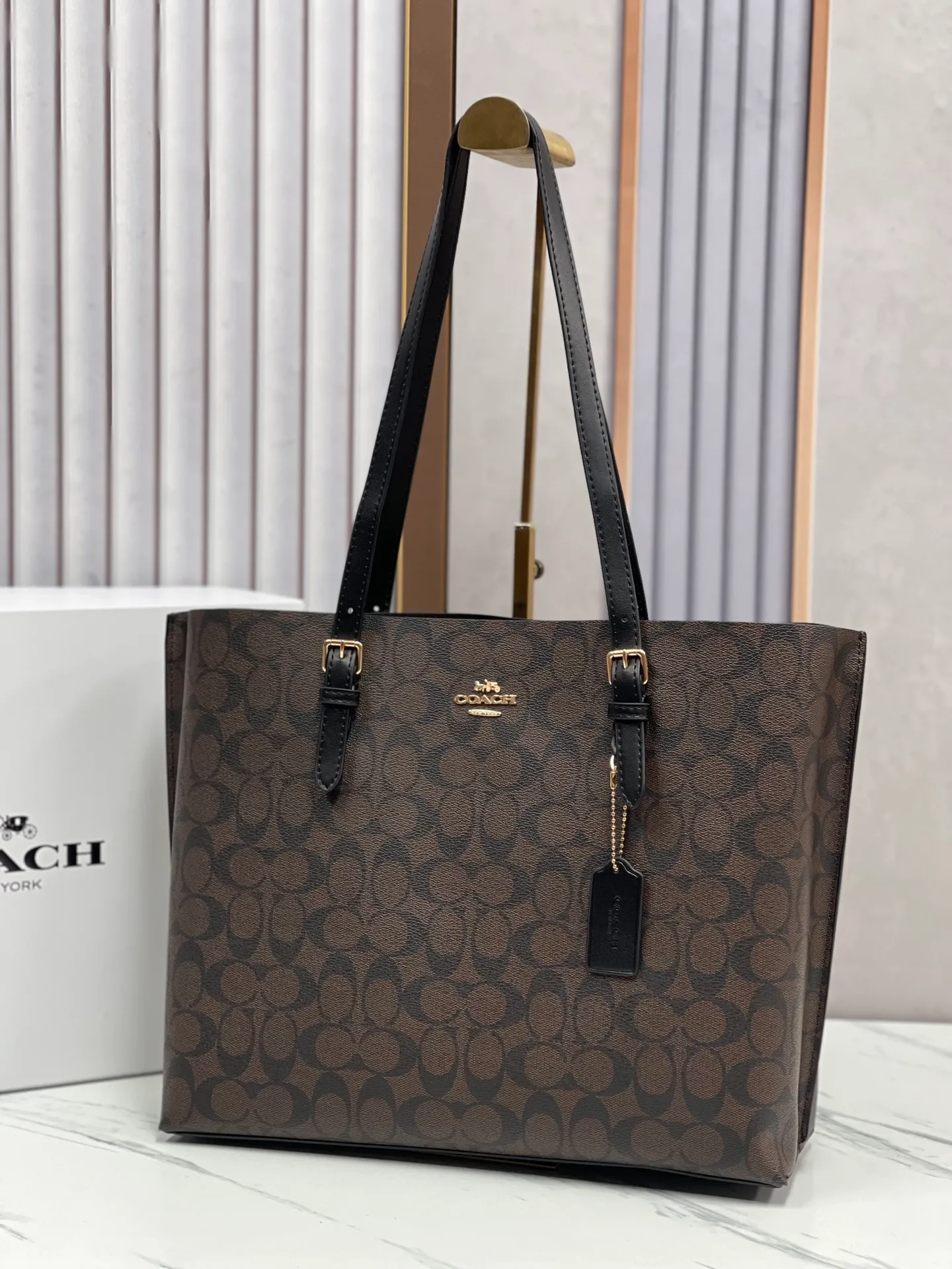P440¥Coach’s counter model mollie tote series, model 1665, the new tote bag, the latest style, with compartments and zippers, convenient and private, and will make you consciously load them in categories. New bag appearance, large capacity, original opening. Size approximately 34/13/28,