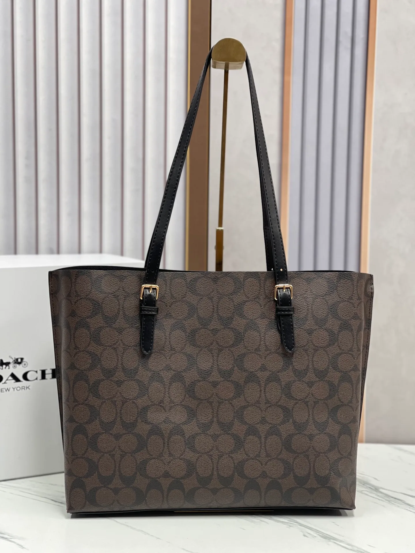 P440¥Coach’s counter model mollie tote series, model 1665, the new tote bag, the latest style, with compartments and zippers, convenient and private, and will make you consciously load them in categories. New bag appearance, large capacity, original opening. Size approximately 34/13/28,