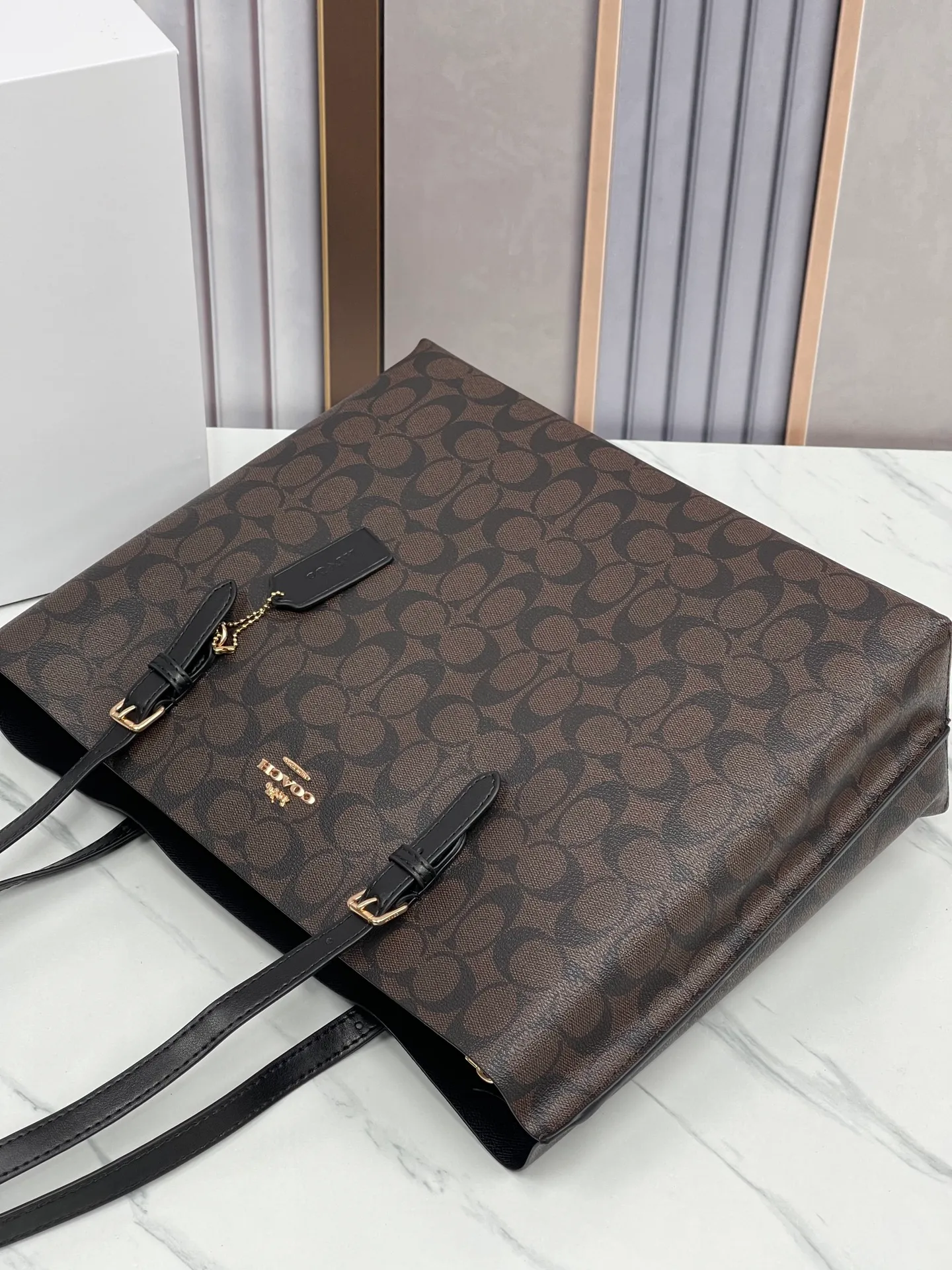 P440¥Coach’s counter model mollie tote series, model 1665, the new tote bag, the latest style, with compartments and zippers, convenient and private, and will make you consciously load them in categories. New bag appearance, large capacity, original opening. Size approximately 34/13/28,
