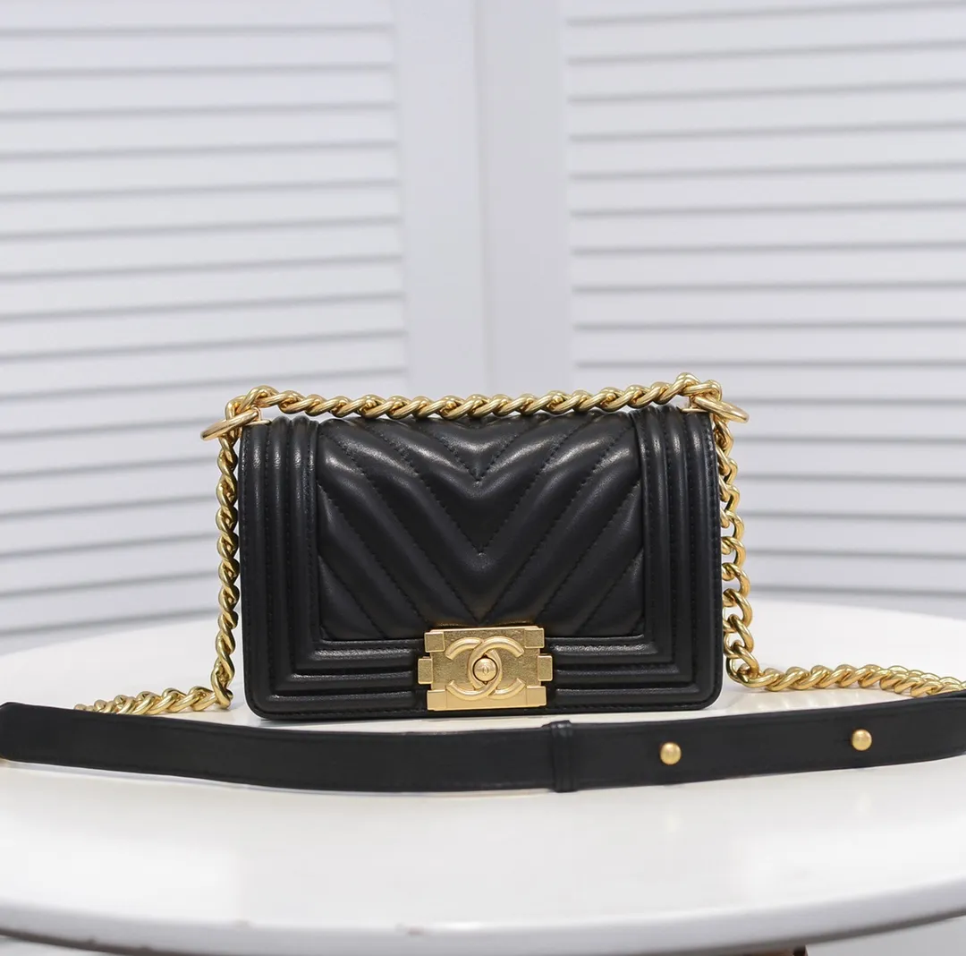 💰400￥ (Full sheepskin with original hardware) [Smile] Chanel Chanel 👑 Lambskin [Lightning] Thickened electroplated hardware accessories 🌈 The workmanship is comparable to the original order 💪 The bottom can be pinched and rebounded without trace, absolutely spot-on and real-life, fashionable and durable 💪💪 High-end quality, no pressure in and out of the drill cabinet 💏, size 20*12*7cm, style number 67085