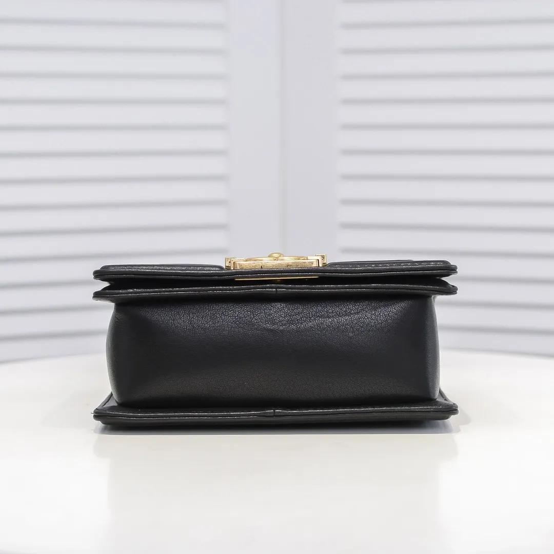 💰400￥ (Full sheepskin with original hardware) [Smile] Chanel Chanel 👑 Lambskin [Lightning] Thickened electroplated hardware accessories 🌈 The workmanship is comparable to the original order 💪 The bottom can be pinched and rebounded without trace, absolutely spot-on and real-life, fashionable and durable 💪💪 High-end quality, no pressure in and out of the drill cabinet 💏, size 20*12*7cm, style number 67085