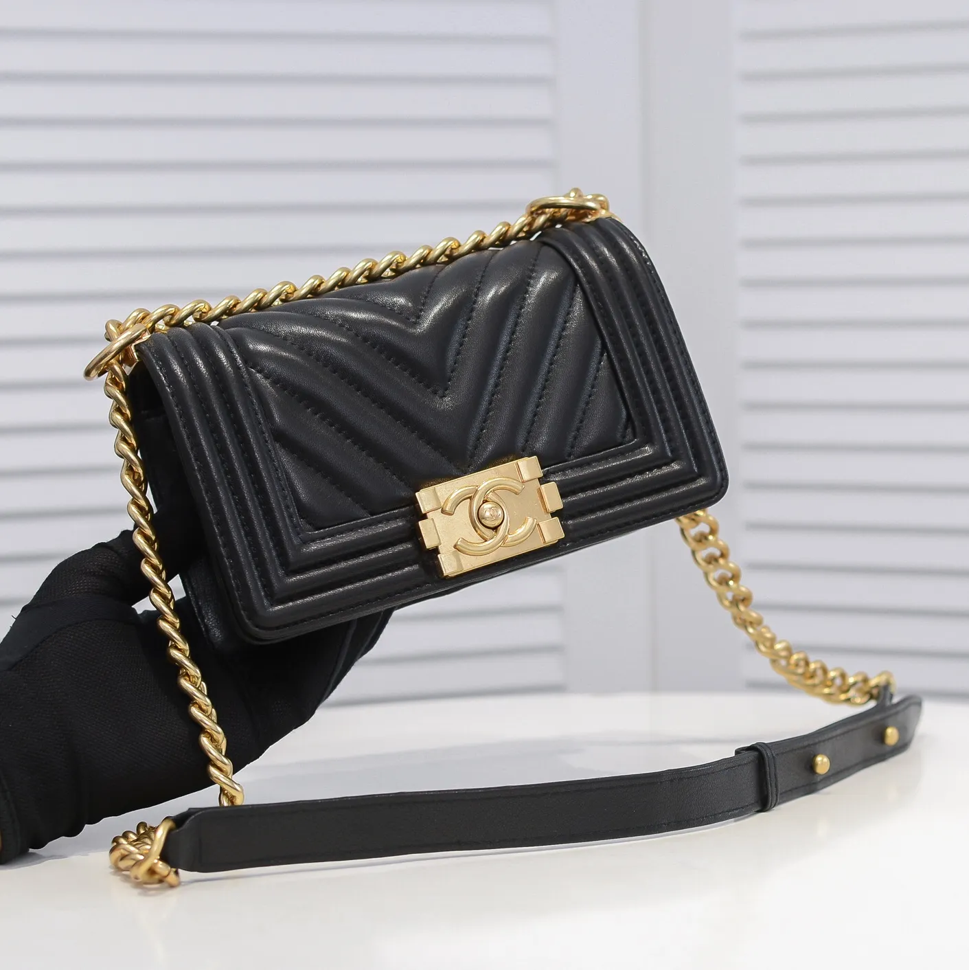 💰400￥ (Full sheepskin with original hardware) [Smile] Chanel Chanel 👑 Lambskin [Lightning] Thickened electroplated hardware accessories 🌈 The workmanship is comparable to the original order 💪 The bottom can be pinched and rebounded without trace, absolutely spot-on and real-life, fashionable and durable 💪💪 High-end quality, no pressure in and out of the drill cabinet 💏, size 20*12*7cm, style number 67085