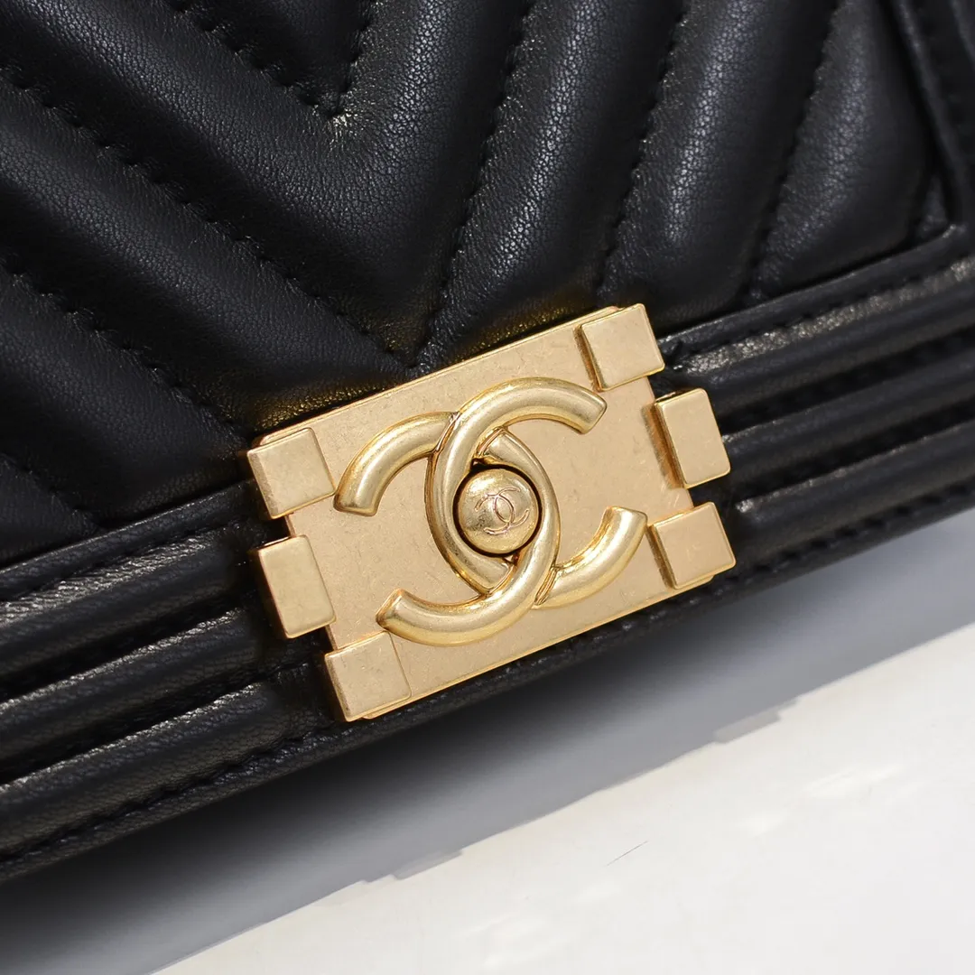 💰400￥ (Full sheepskin with original hardware) [Smile] Chanel Chanel 👑 Lambskin [Lightning] Thickened electroplated hardware accessories 🌈 The workmanship is comparable to the original order 💪 The bottom can be pinched and rebounded without trace, absolutely spot-on and real-life, fashionable and durable 💪💪 High-end quality, no pressure in and out of the drill cabinet 💏, size 20*12*7cm, style number 67085