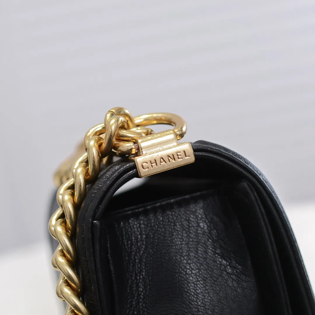 💰400￥ (Full sheepskin with original hardware) [Smile] Chanel Chanel 👑 Lambskin [Lightning] Thickened electroplated hardware accessories 🌈 The workmanship is comparable to the original order 💪 The bottom can be pinched and rebounded without trace, absolutely spot-on and real-life, fashionable and durable 💪💪 High-end quality, no pressure in and out of the drill cabinet 💏, size 20*12*7cm, style number 67085