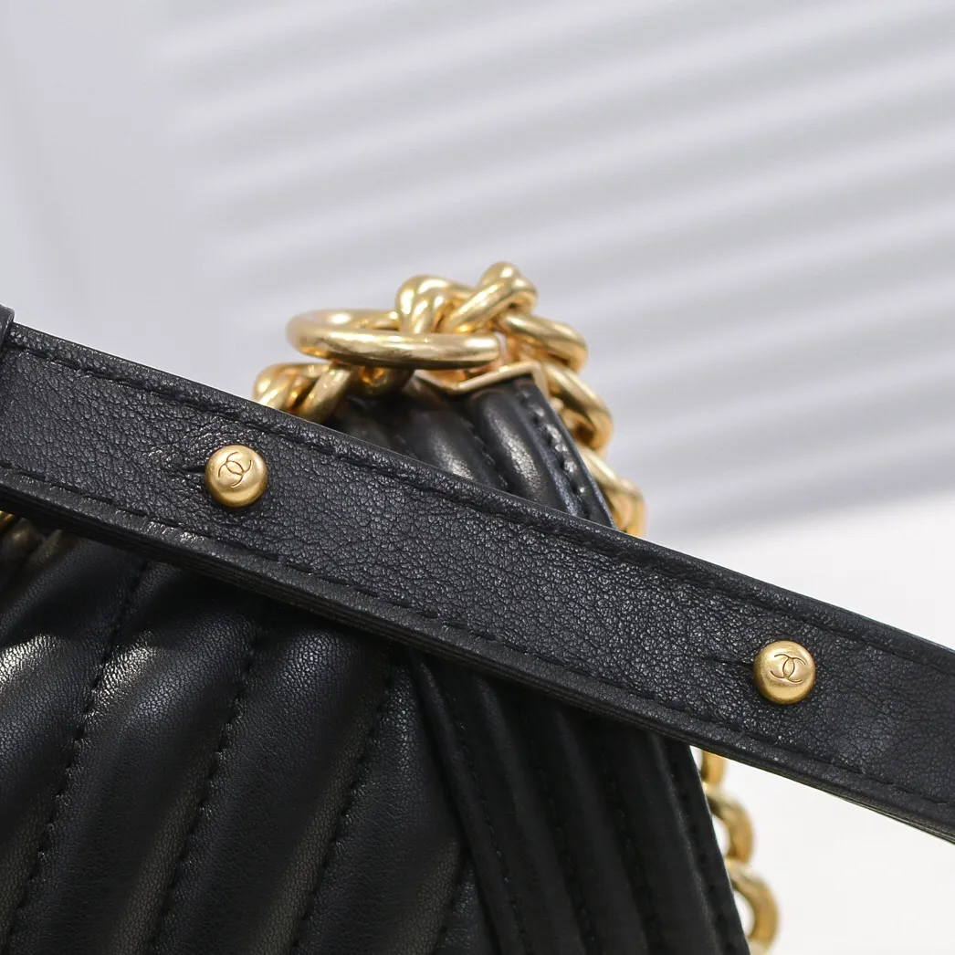 💰400￥ (Full sheepskin with original hardware) [Smile] Chanel Chanel 👑 Lambskin [Lightning] Thickened electroplated hardware accessories 🌈 The workmanship is comparable to the original order 💪 The bottom can be pinched and rebounded without trace, absolutely spot-on and real-life, fashionable and durable 💪💪 High-end quality, no pressure in and out of the drill cabinet 💏, size 20*12*7cm, style number 67085