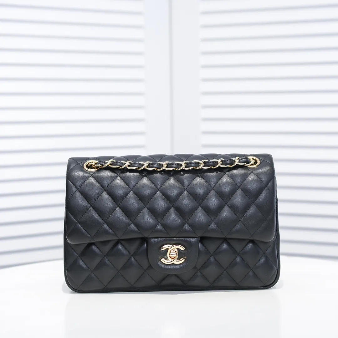 💰420￥Chanel🔥Exclusive quality real shot shipment✈️Official website updated simultaneously👑Chanel sheep pattern classic style with original hardware, summer style is coming💋CHANEL ‼ ️Crossbody bag, sheepskin with red lining🌸‼ ️ 🙈Fashion new favorite🙈 Size: 25.5*16*6.5. Style number: 1112 sheepskin