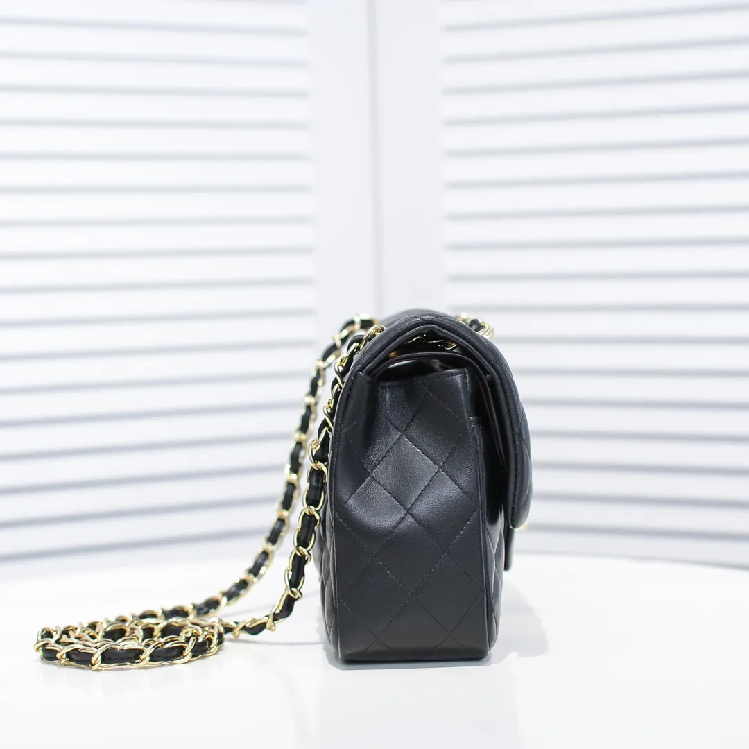 💰420￥Chanel🔥Exclusive quality real shot shipment✈️Official website updated simultaneously👑Chanel sheep pattern classic style with original hardware, summer style is coming💋CHANEL ‼ ️Crossbody bag, sheepskin with red lining🌸‼ ️ 🙈Fashion new favorite🙈 Size: 25.5*16*6.5. Style number: 1112 sheepskin