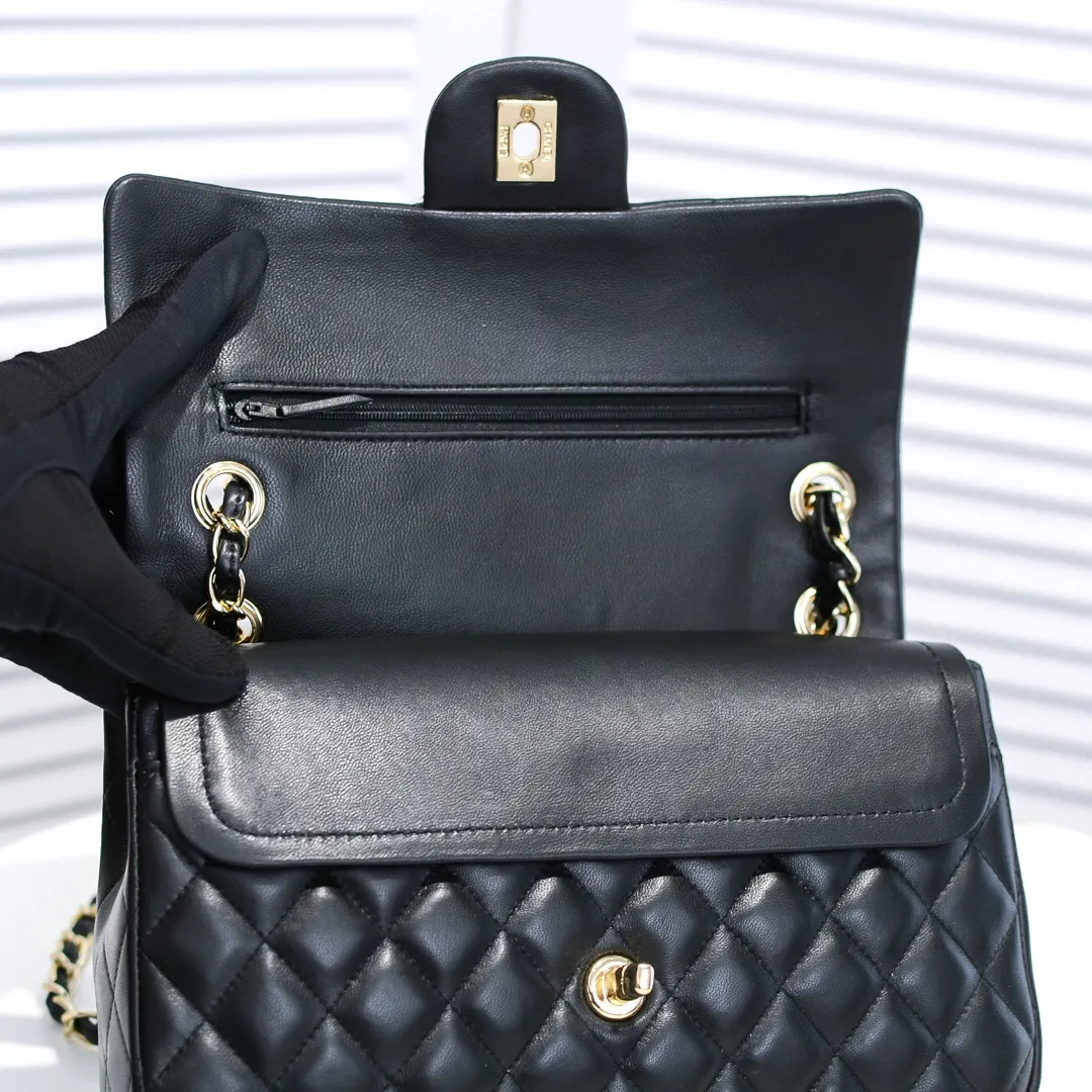 💰420￥Chanel🔥Exclusive quality real shot shipment✈️Official website updated simultaneously👑Chanel sheep pattern classic style with original hardware, summer style is coming💋CHANEL ‼ ️Crossbody bag, sheepskin with red lining🌸‼ ️ 🙈Fashion new favorite🙈 Size: 25.5*16*6.5. Style number: 1112 sheepskin
