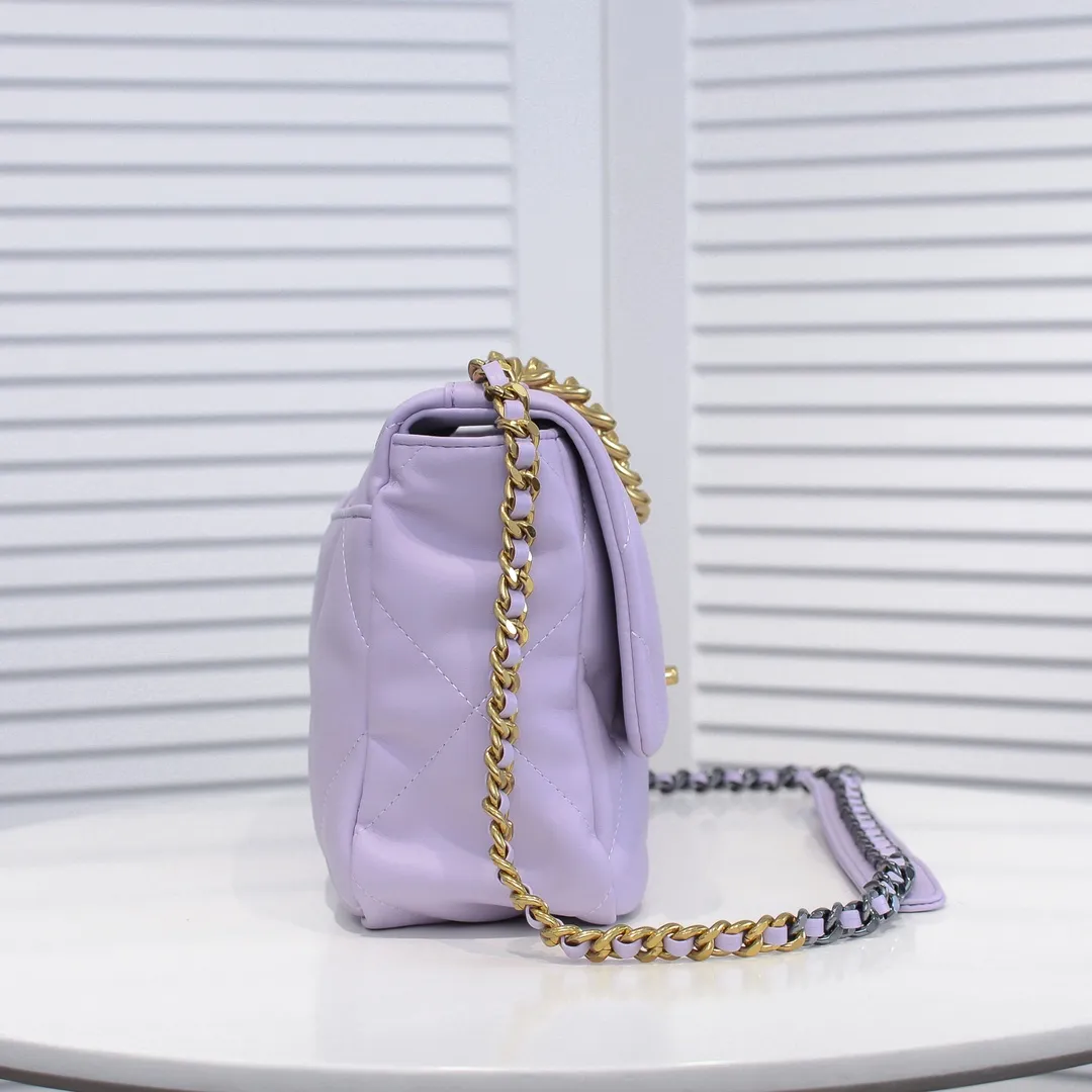 💰410￥Purple medium size Chanel’s latest hot model is now available📣📣Synchronized with counters🤭Imported cowhide🐂feels very soft. The upper body effect is super good, it can be carried by hand, on one shoulder or cross-body, showing the elegance and charm of women. Hurry up and get it. Style number: 9011. Size: 30*20*12cm.