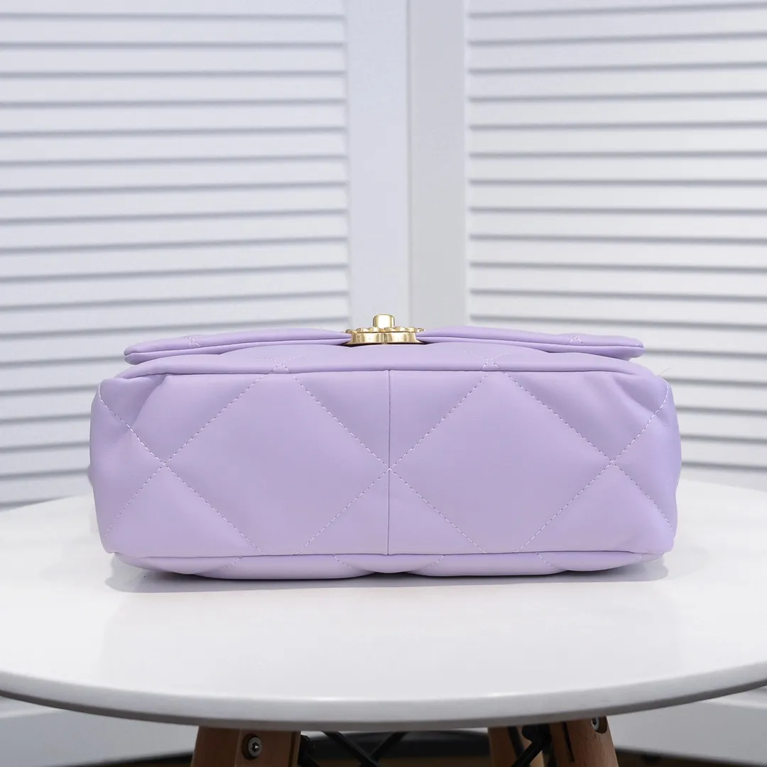 💰410￥Purple medium size Chanel’s latest hot model is now available📣📣Synchronized with counters🤭Imported cowhide🐂feels very soft. The upper body effect is super good, it can be carried by hand, on one shoulder or cross-body, showing the elegance and charm of women. Hurry up and get it. Style number: 9011. Size: 30*20*12cm.