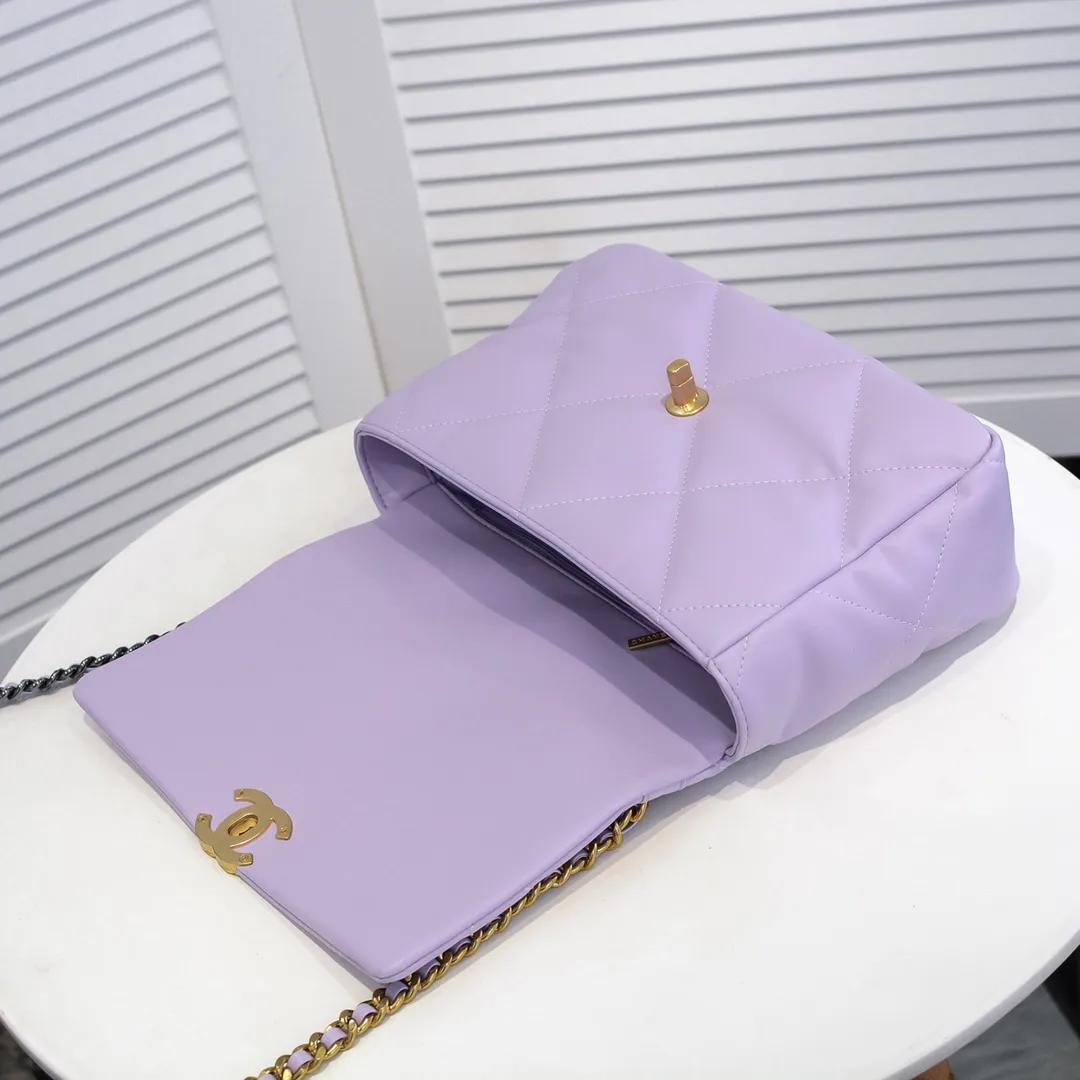 💰410￥Purple medium size Chanel’s latest hot model is now available📣📣Synchronized with counters🤭Imported cowhide🐂feels very soft. The upper body effect is super good, it can be carried by hand, on one shoulder or cross-body, showing the elegance and charm of women. Hurry up and get it. Style number: 9011. Size: 30*20*12cm.