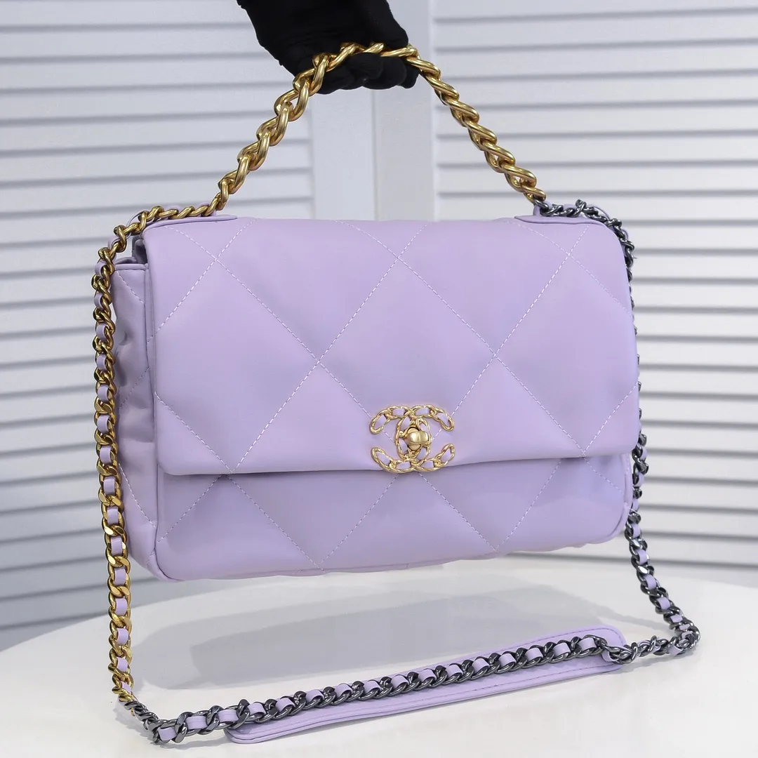 💰410￥Purple medium size Chanel’s latest hot model is now available📣📣Synchronized with counters🤭Imported cowhide🐂feels very soft. The upper body effect is super good, it can be carried by hand, on one shoulder or cross-body, showing the elegance and charm of women. Hurry up and get it. Style number: 9011. Size: 30*20*12cm.