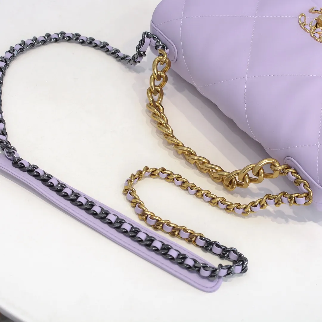 💰410￥Purple medium size Chanel’s latest hot model is now available📣📣Synchronized with counters🤭Imported cowhide🐂feels very soft. The upper body effect is super good, it can be carried by hand, on one shoulder or cross-body, showing the elegance and charm of women. Hurry up and get it. Style number: 9011. Size: 30*20*12cm.