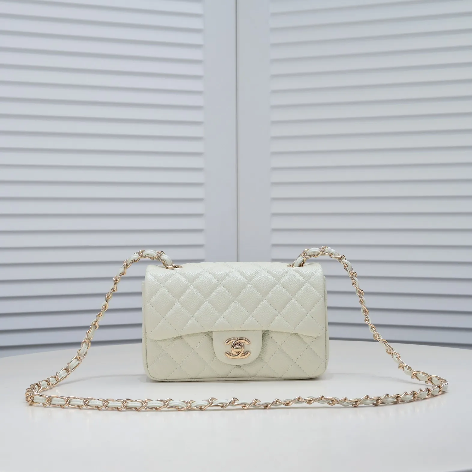 💰320￥Off-white💥CF versatile caviar cowhide🌹 Chanel💃🏻‼ ️Eternal classic style [shy] noble temperament💃🏻favorite of celebrities🌟soft leather and high-end👍counter hardware exquisite workmanship to reject defects [strong] both dazzling and feminine 😝[strong] luxurious and durable🌟size: 20*14*7cm style number 1116 reverse edge