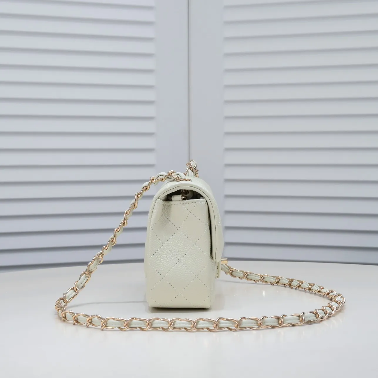 💰320￥Off-white💥CF versatile caviar cowhide🌹 Chanel💃🏻‼ ️Eternal classic style [shy] noble temperament💃🏻favorite of celebrities🌟soft leather and high-end👍counter hardware exquisite workmanship to reject defects [strong] both dazzling and feminine 😝[strong] luxurious and durable🌟size: 20*14*7cm style number 1116 reverse edge