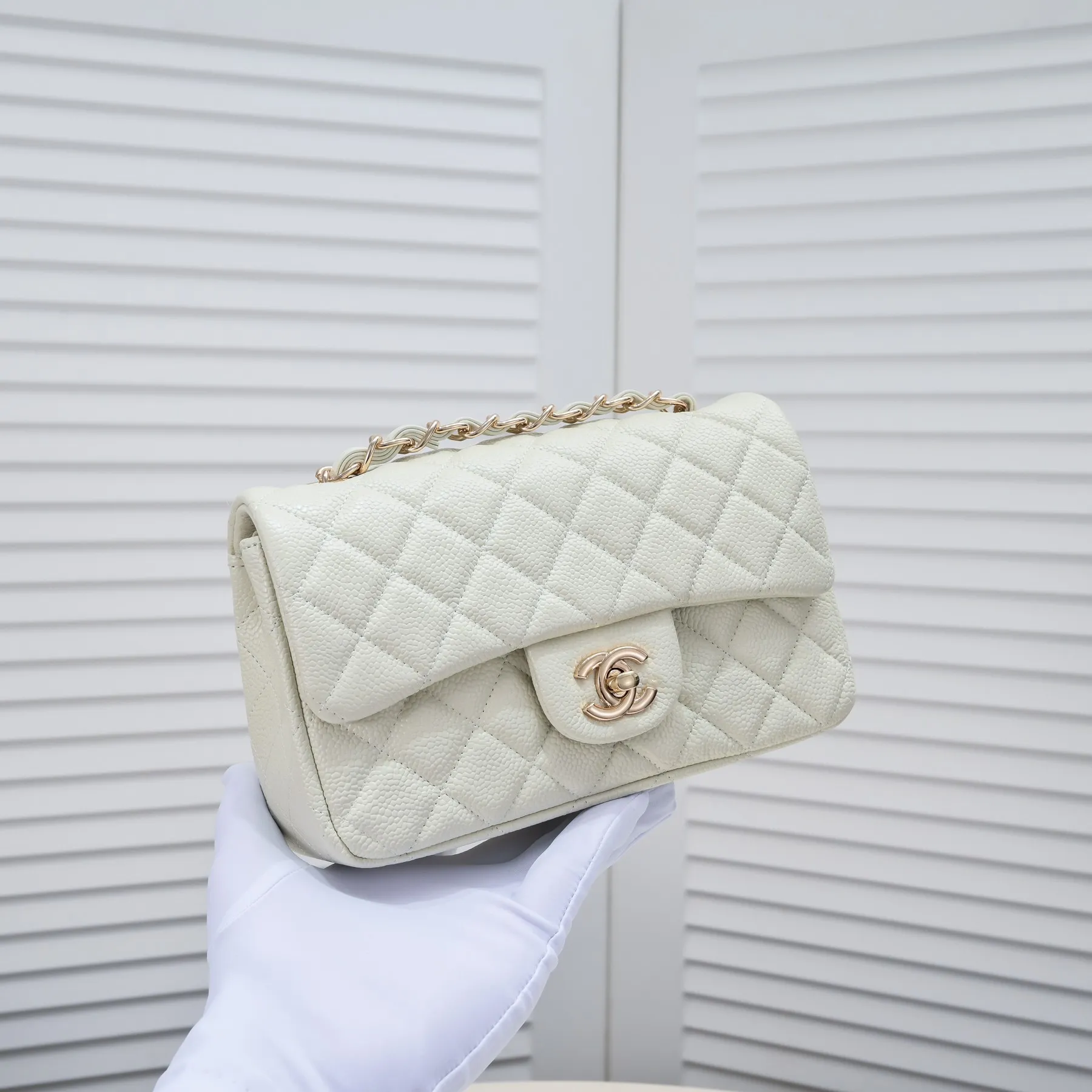 💰320￥Off-white💥CF versatile caviar cowhide🌹 Chanel💃🏻‼ ️Eternal classic style [shy] noble temperament💃🏻favorite of celebrities🌟soft leather and high-end👍counter hardware exquisite workmanship to reject defects [strong] both dazzling and feminine 😝[strong] luxurious and durable🌟size: 20*14*7cm style number 1116 reverse edge