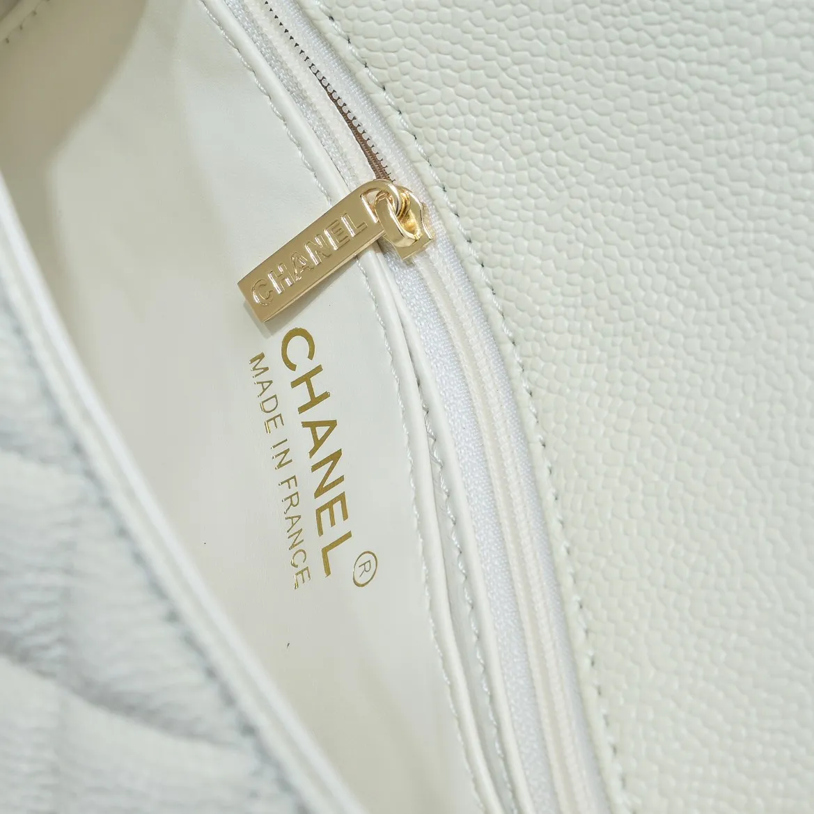 💰320￥Off-white💥CF versatile caviar cowhide🌹 Chanel💃🏻‼ ️Eternal classic style [shy] noble temperament💃🏻favorite of celebrities🌟soft leather and high-end👍counter hardware exquisite workmanship to reject defects [strong] both dazzling and feminine 😝[strong] luxurious and durable🌟size: 20*14*7cm style number 1116 reverse edge