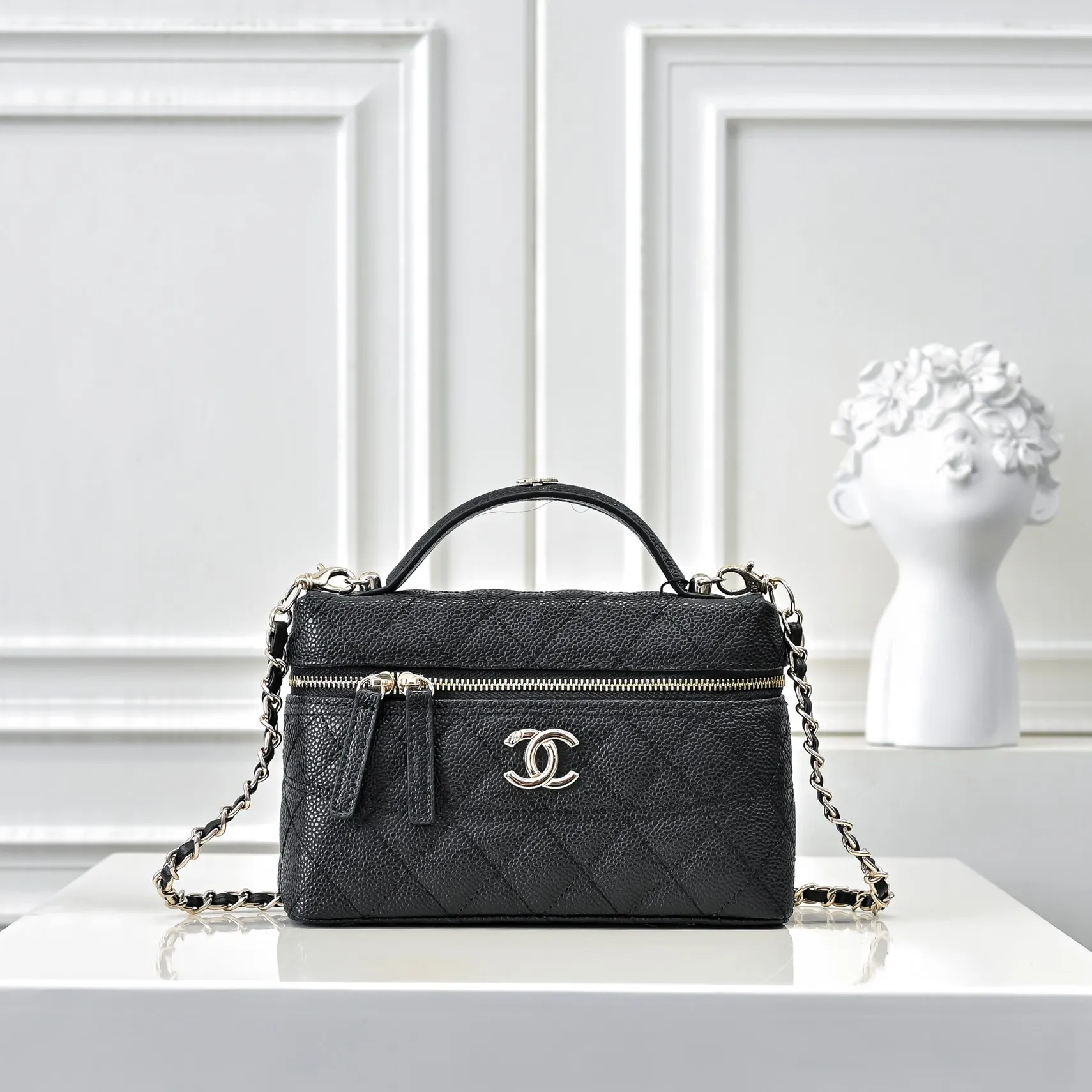 💰420￥Chanel25C spring and summer new lunch box bag. Calfskin and metal chain ⛓️Design style Double C logo Small body can easily accommodate mobile phones and daily necessities. It can be easily managed whether it is paired with casual wear or formal wear. Choose some simple clothing to make the bag the focus of the overall look. Perfect combination of elegance and practicality. Size: 19x12cm, style number: 1221