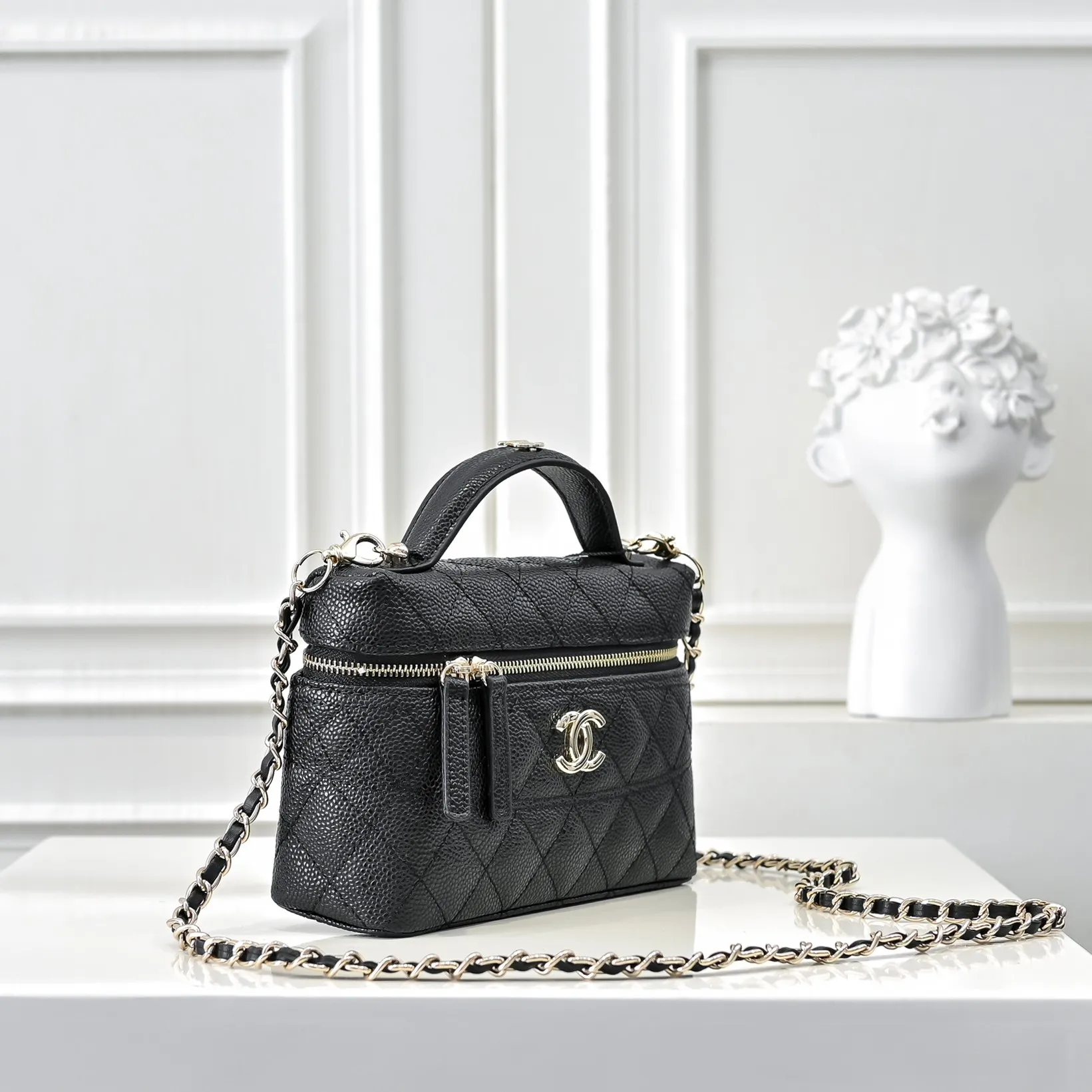 💰420￥Chanel25C spring and summer new lunch box bag. Calfskin and metal chain ⛓️Design style Double C logo Small body can easily accommodate mobile phones and daily necessities. It can be easily managed whether it is paired with casual wear or formal wear. Choose some simple clothing to make the bag the focus of the overall look. Perfect combination of elegance and practicality. Size: 19x12cm, style number: 1221