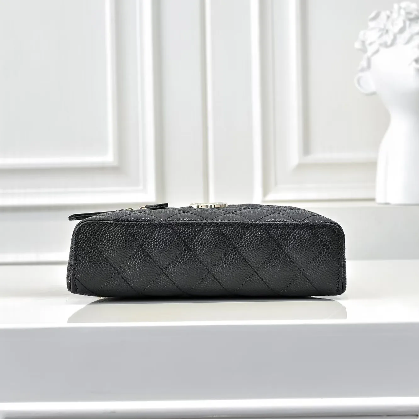 💰420￥Chanel25C spring and summer new lunch box bag. Calfskin and metal chain ⛓️Design style Double C logo Small body can easily accommodate mobile phones and daily necessities. It can be easily managed whether it is paired with casual wear or formal wear. Choose some simple clothing to make the bag the focus of the overall look. Perfect combination of elegance and practicality. Size: 19x12cm, style number: 1221