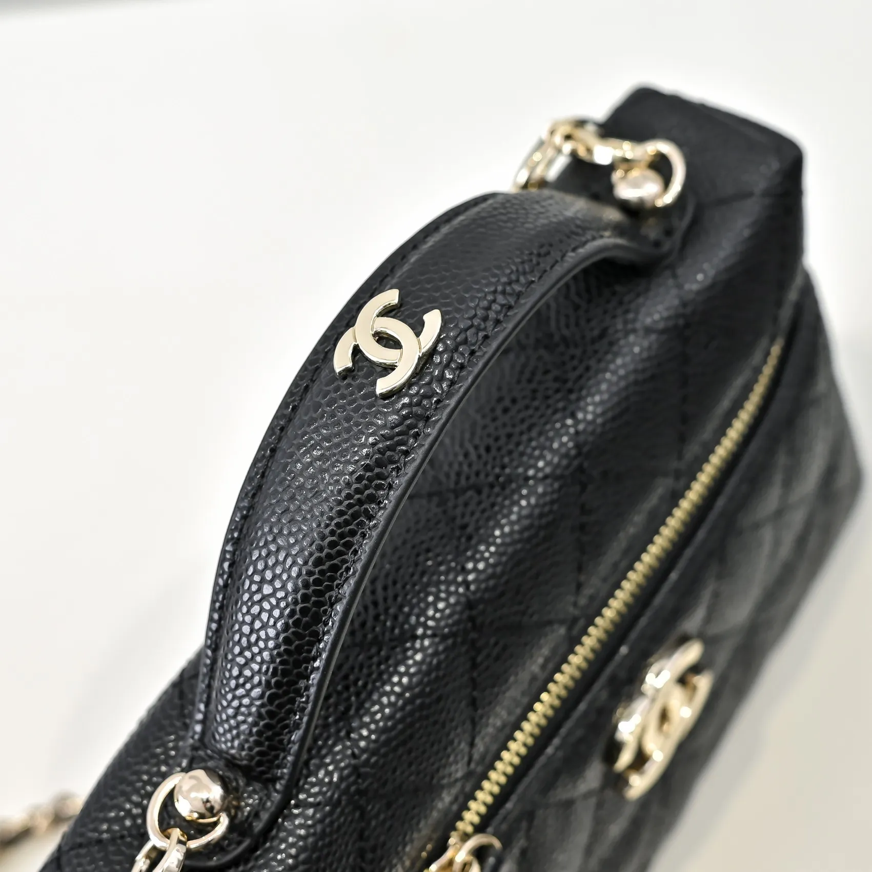 💰420￥Chanel25C spring and summer new lunch box bag. Calfskin and metal chain ⛓️Design style Double C logo Small body can easily accommodate mobile phones and daily necessities. It can be easily managed whether it is paired with casual wear or formal wear. Choose some simple clothing to make the bag the focus of the overall look. Perfect combination of elegance and practicality. Size: 19x12cm, style number: 1221