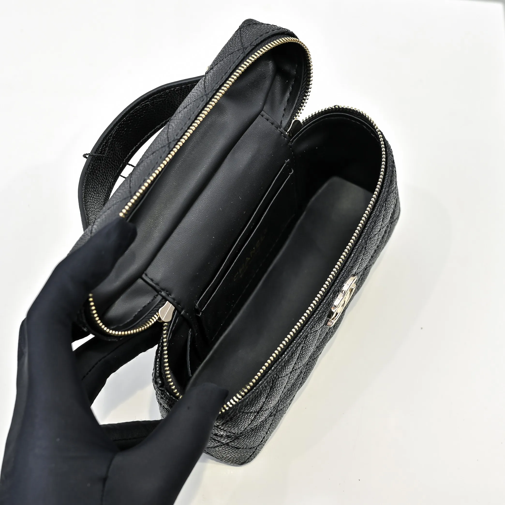 💰420￥Chanel25C spring and summer new lunch box bag. Calfskin and metal chain ⛓️Design style Double C logo Small body can easily accommodate mobile phones and daily necessities. It can be easily managed whether it is paired with casual wear or formal wear. Choose some simple clothing to make the bag the focus of the overall look. Perfect combination of elegance and practicality. Size: 19x12cm, style number: 1221