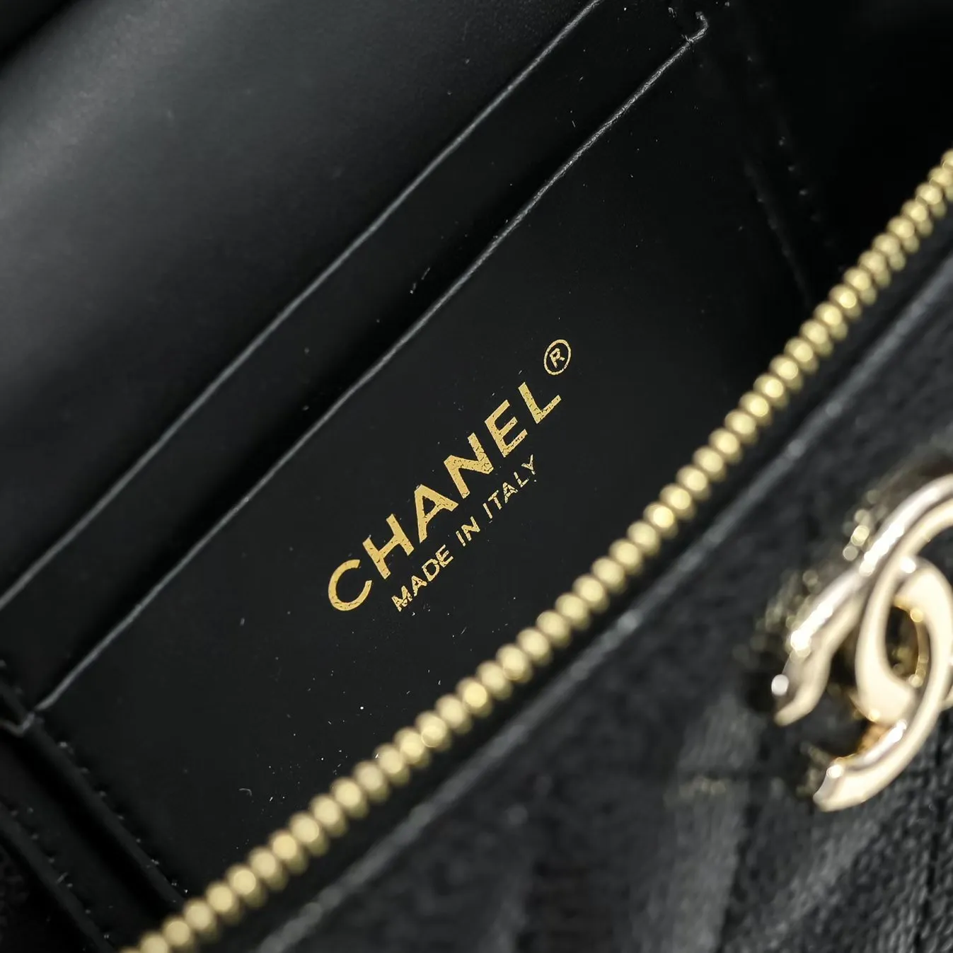 💰420￥Chanel25C spring and summer new lunch box bag. Calfskin and metal chain ⛓️Design style Double C logo Small body can easily accommodate mobile phones and daily necessities. It can be easily managed whether it is paired with casual wear or formal wear. Choose some simple clothing to make the bag the focus of the overall look. Perfect combination of elegance and practicality. Size: 19x12cm, style number: 1221