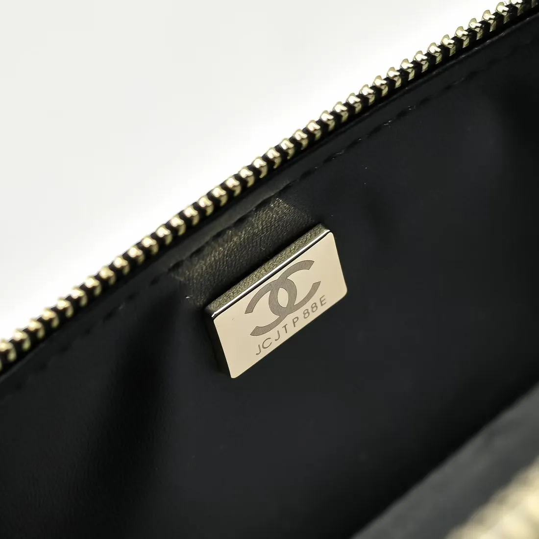 💰420￥Chanel25C spring and summer new lunch box bag. Calfskin and metal chain ⛓️Design style Double C logo Small body can easily accommodate mobile phones and daily necessities. It can be easily managed whether it is paired with casual wear or formal wear. Choose some simple clothing to make the bag the focus of the overall look. Perfect combination of elegance and practicality. Size: 19x12cm, style number: 1221