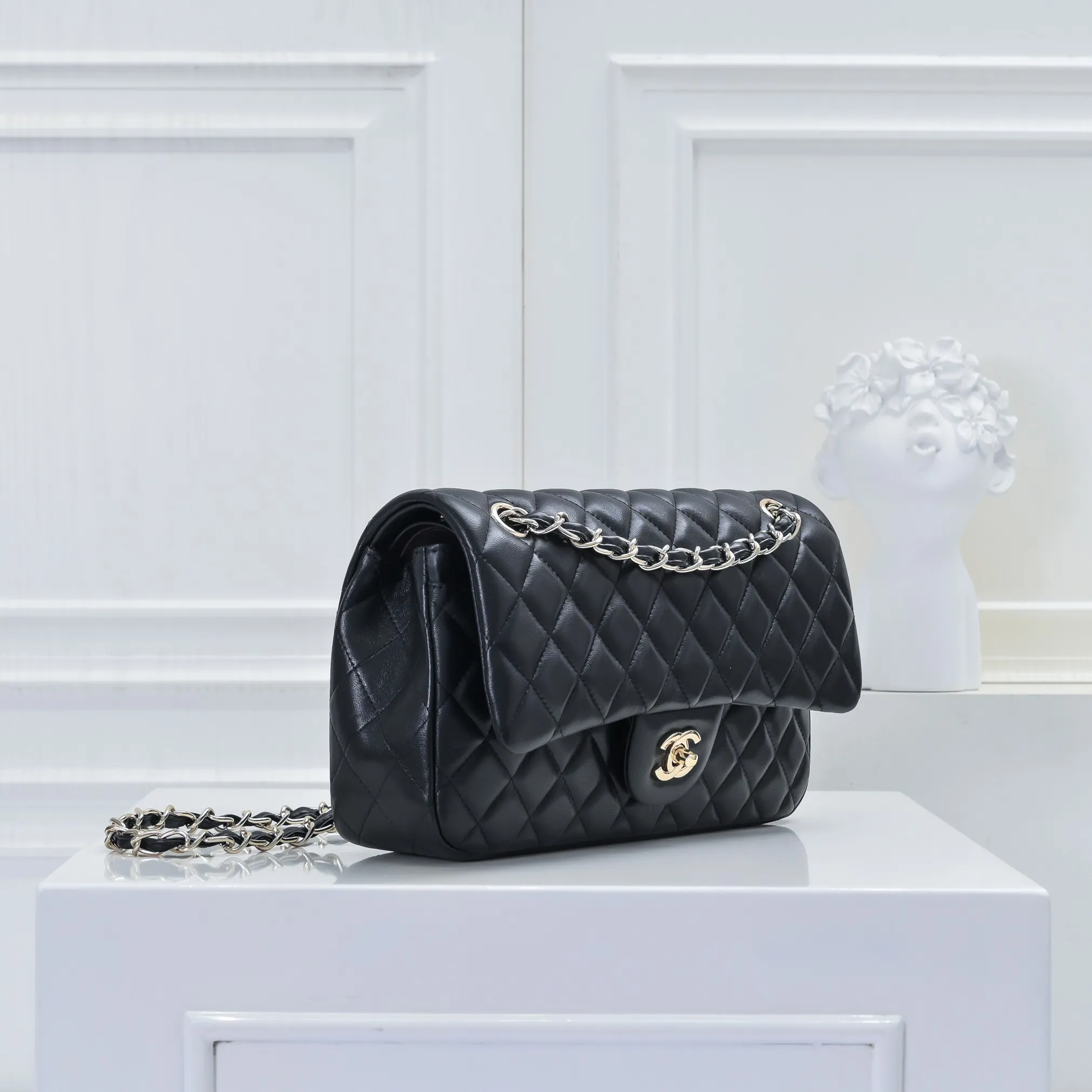 💰420￥Chanel🔥Exclusive quality real shot shipment✈️Official website updated simultaneously👑Chanel sheep pattern classic style with original hardware, summer style is coming💋CHANEL ‼ ️Crossbody bag, sheepskin with red lining🌸‼ ️ 🙈Fashion new favorite🙈 Size: 25.5*16*6.5. Style number: 1112 sheepskin
