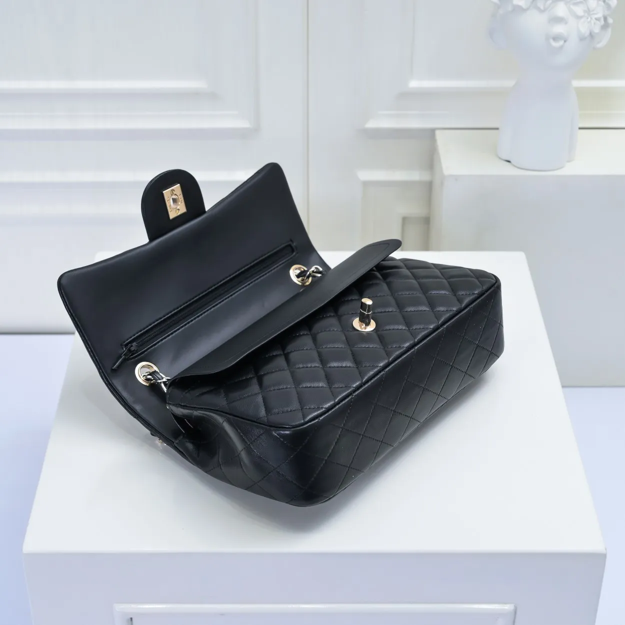 💰420￥Chanel🔥Exclusive quality real shot shipment✈️Official website updated simultaneously👑Chanel sheep pattern classic style with original hardware, summer style is coming💋CHANEL ‼ ️Crossbody bag, sheepskin with red lining🌸‼ ️ 🙈Fashion new favorite🙈 Size: 25.5*16*6.5. Style number: 1112 sheepskin