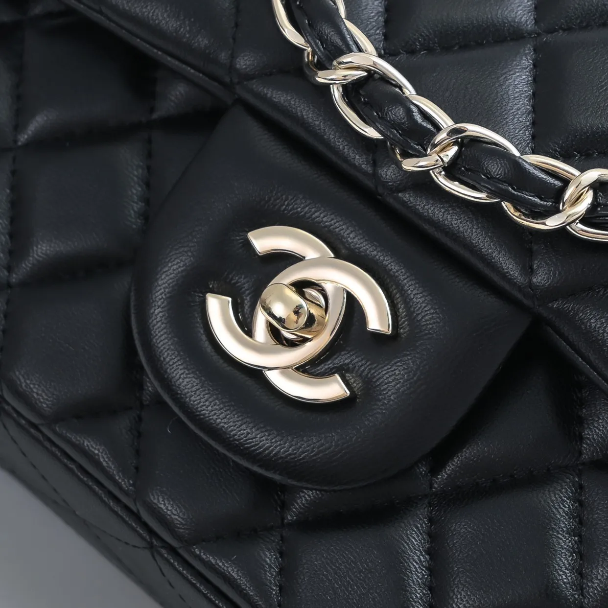 💰420￥Chanel🔥Exclusive quality real shot shipment✈️Official website updated simultaneously👑Chanel sheep pattern classic style with original hardware, summer style is coming💋CHANEL ‼ ️Crossbody bag, sheepskin with red lining🌸‼ ️ 🙈Fashion new favorite🙈 Size: 25.5*16*6.5. Style number: 1112 sheepskin