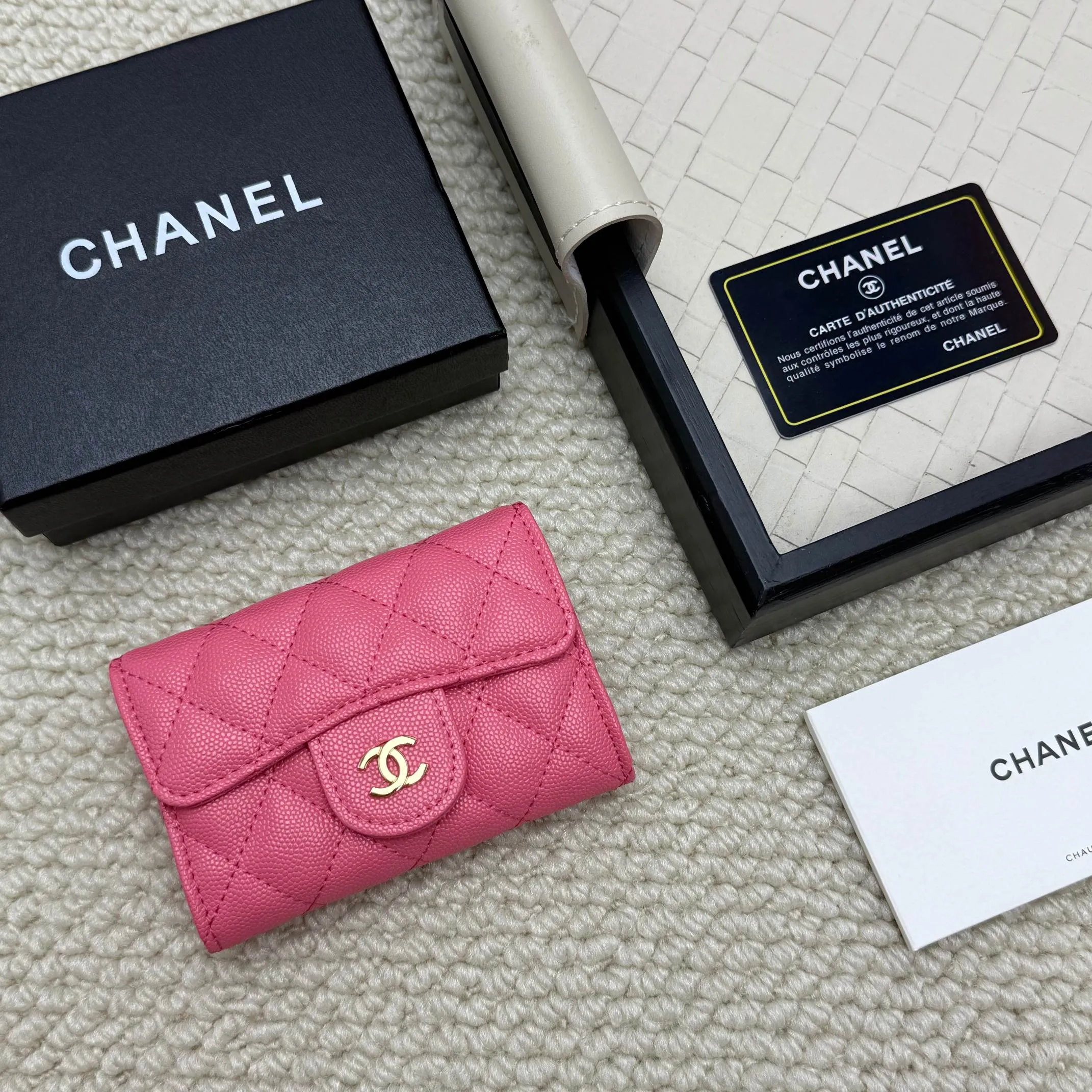 💰130 Chanel’s new product🍃card holder has arrived🍃. This card holder is more practical with an inner zipper😘The details are so beautiful, model number P468, size 11*8.5*3cm.