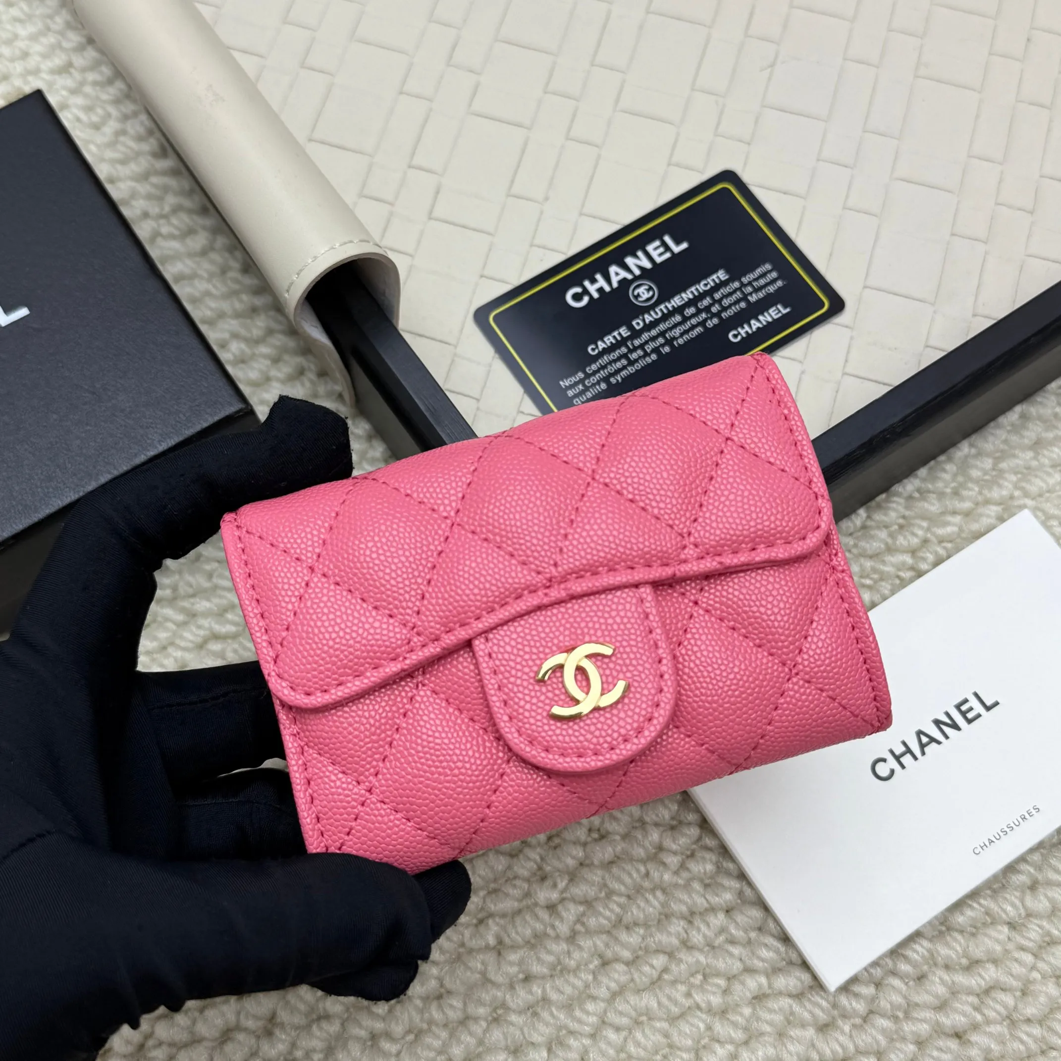 💰130 Chanel’s new product🍃card holder has arrived🍃. This card holder is more practical with an inner zipper😘The details are so beautiful, model number P468, size 11*8.5*3cm.