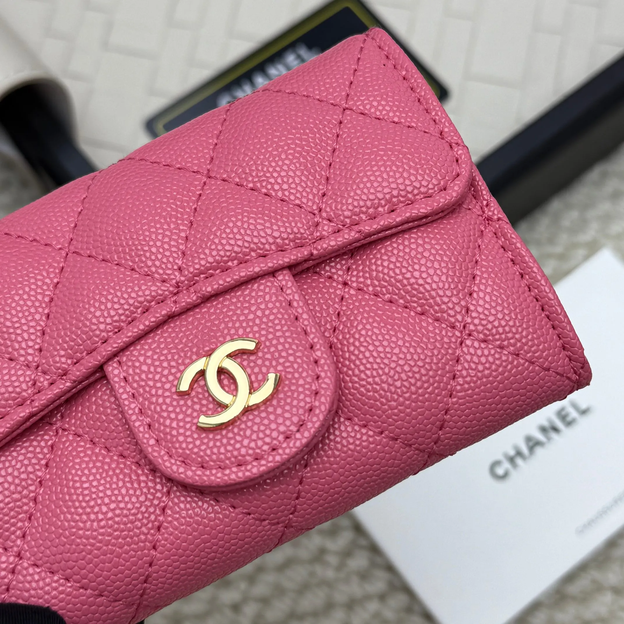 💰130 Chanel’s new product🍃card holder has arrived🍃. This card holder is more practical with an inner zipper😘The details are so beautiful, model number P468, size 11*8.5*3cm.