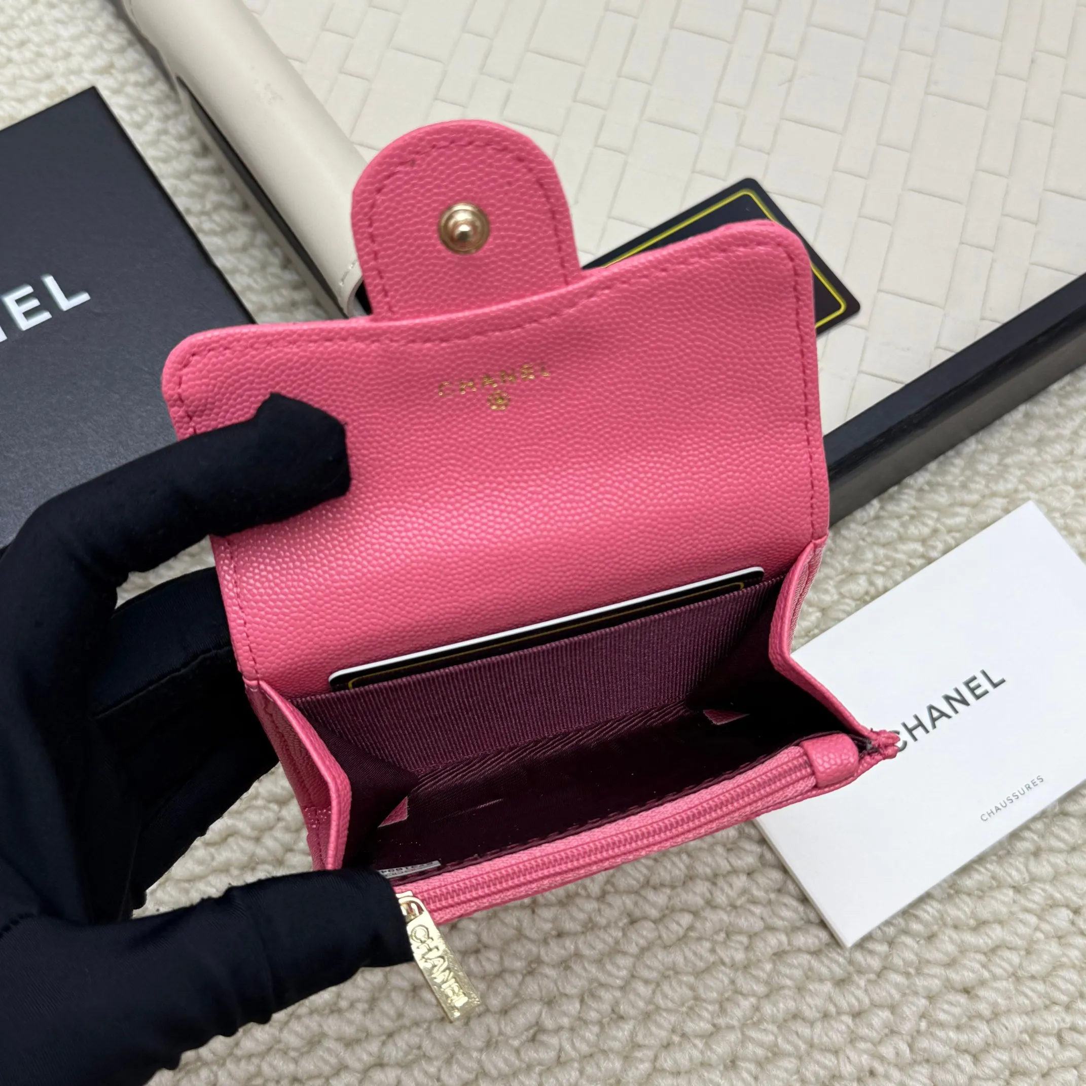 💰130 Chanel’s new product🍃card holder has arrived🍃. This card holder is more practical with an inner zipper😘The details are so beautiful, model number P468, size 11*8.5*3cm.