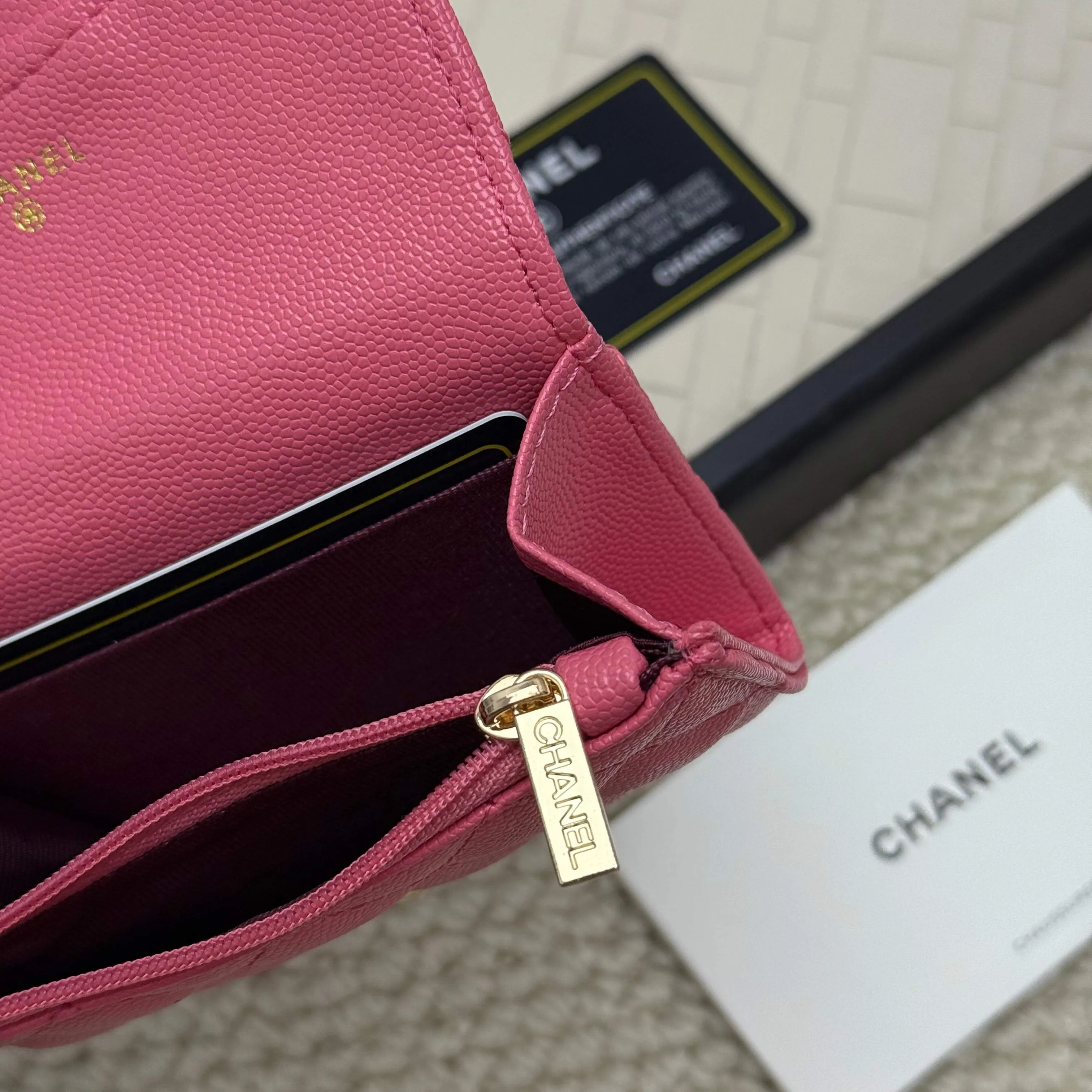 💰130 Chanel’s new product🍃card holder has arrived🍃. This card holder is more practical with an inner zipper😘The details are so beautiful, model number P468, size 11*8.5*3cm.