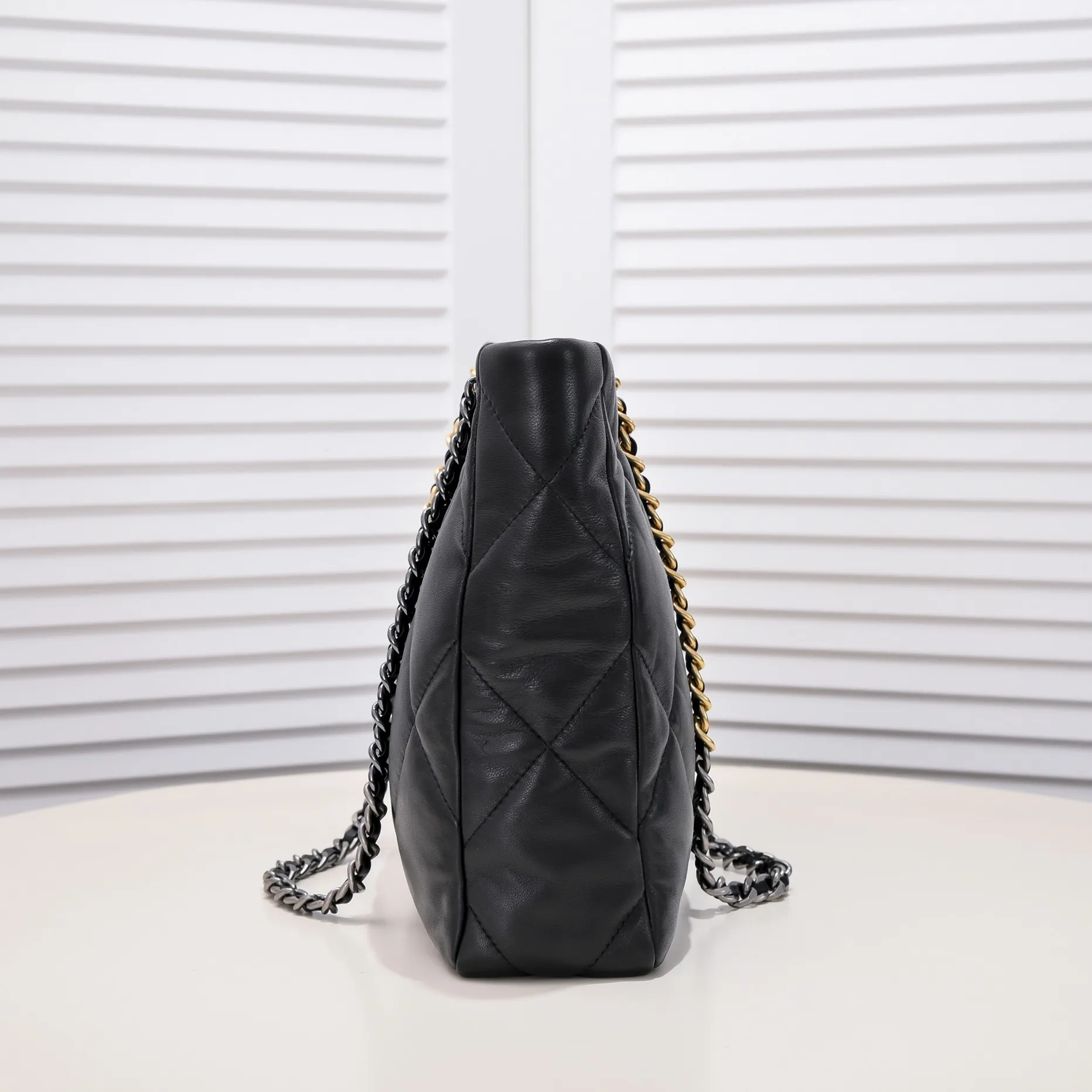 💰480￥Large 𝗖𝗛𝗔𝗡𝗘𝗟 𝟮𝟮𝗕 19𝑩𝑨𝑮 𝑻𝒐𝒕𝒆Black Gold Italian 🇮🇹 first-class [GR] lambskin🐑, feels delicate and soft, classic diamond pattern design is matched with leather-clad metal chains, gold has a high-end feel, this season's most classic black gold design, gathers all the elements of 19, super exquisite, soft and glutinous, a big bag of fried chicken is practical, deconstructs the classic bag shape, reshapes the trend and fashion, it is eye-catching, and it will last forever. Code: 9089 Size: 36*27*8.5cm
