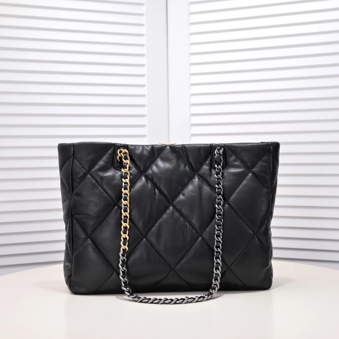 💰480￥Large 𝗖𝗛𝗔𝗡𝗘𝗟 𝟮𝟮𝗕 19𝑩𝑨𝑮 𝑻𝒐𝒕𝒆Black Gold Italian 🇮🇹 first-class [GR] lambskin🐑, feels delicate and soft, classic diamond pattern design is matched with leather-clad metal chains, gold has a high-end feel, this season's most classic black gold design, gathers all the elements of 19, super exquisite, soft and glutinous, a big bag of fried chicken is practical, deconstructs the classic bag shape, reshapes the trend and fashion, it is eye-catching, and it will last forever. Code: 9089 Size: 36*27*8.5cm