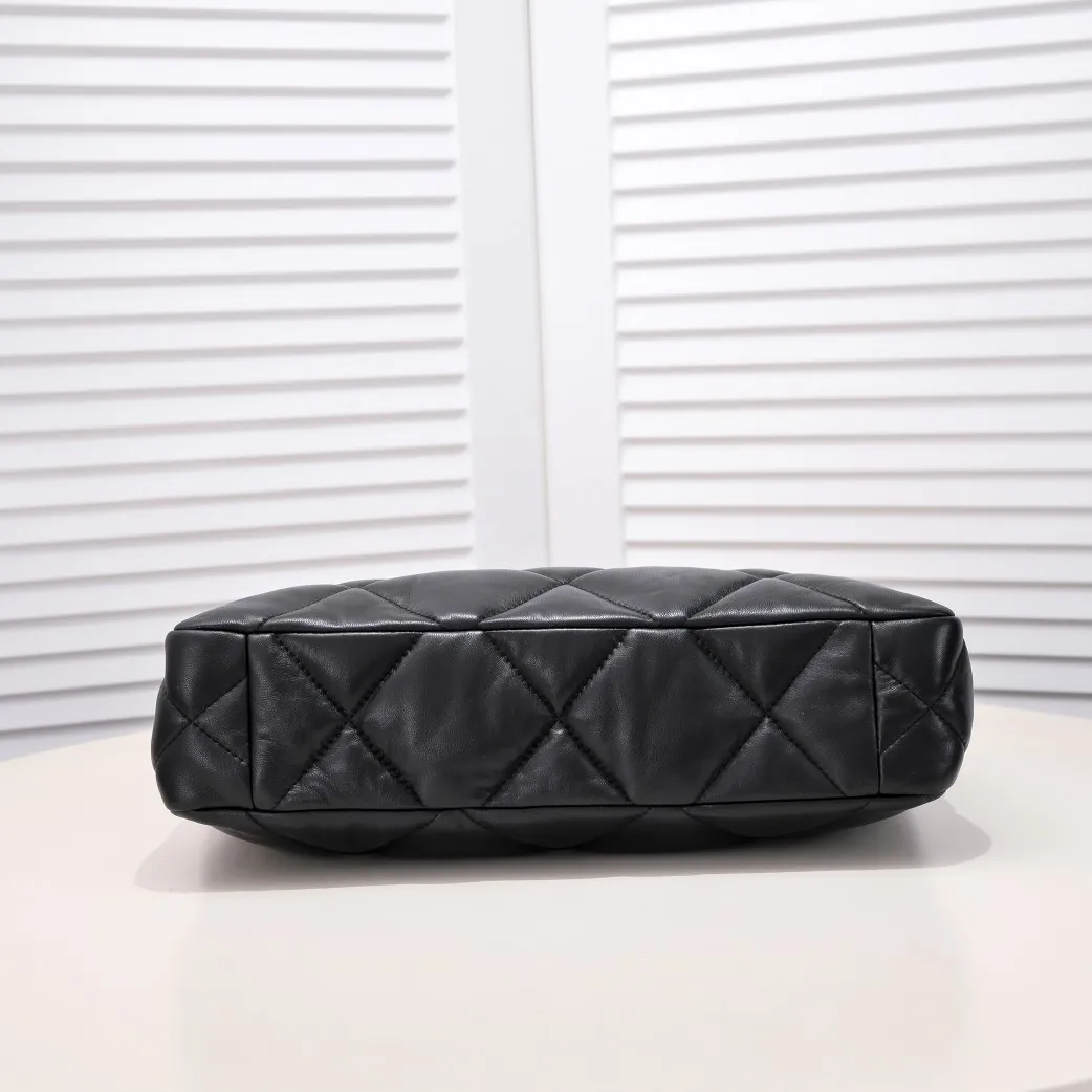 💰480￥Large 𝗖𝗛𝗔𝗡𝗘𝗟 𝟮𝟮𝗕 19𝑩𝑨𝑮 𝑻𝒐𝒕𝒆Black Gold Italian 🇮🇹 first-class [GR] lambskin🐑, feels delicate and soft, classic diamond pattern design is matched with leather-clad metal chains, gold has a high-end feel, this season's most classic black gold design, gathers all the elements of 19, super exquisite, soft and glutinous, a big bag of fried chicken is practical, deconstructs the classic bag shape, reshapes the trend and fashion, it is eye-catching, and it will last forever. Code: 9089 Size: 36*27*8.5cm