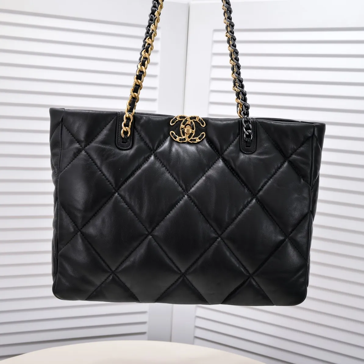 💰480￥Large 𝗖𝗛𝗔𝗡𝗘𝗟 𝟮𝟮𝗕 19𝑩𝑨𝑮 𝑻𝒐𝒕𝒆Black Gold Italian 🇮🇹 first-class [GR] lambskin🐑, feels delicate and soft, classic diamond pattern design is matched with leather-clad metal chains, gold has a high-end feel, this season's most classic black gold design, gathers all the elements of 19, super exquisite, soft and glutinous, a big bag of fried chicken is practical, deconstructs the classic bag shape, reshapes the trend and fashion, it is eye-catching, and it will last forever. Code: 9089 Size: 36*27*8.5cm