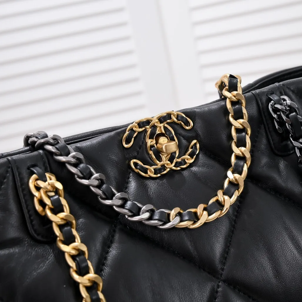 💰480￥Large 𝗖𝗛𝗔𝗡𝗘𝗟 𝟮𝟮𝗕 19𝑩𝑨𝑮 𝑻𝒐𝒕𝒆Black Gold Italian 🇮🇹 first-class [GR] lambskin🐑, feels delicate and soft, classic diamond pattern design is matched with leather-clad metal chains, gold has a high-end feel, this season's most classic black gold design, gathers all the elements of 19, super exquisite, soft and glutinous, a big bag of fried chicken is practical, deconstructs the classic bag shape, reshapes the trend and fashion, it is eye-catching, and it will last forever. Code: 9089 Size: 36*27*8.5cm