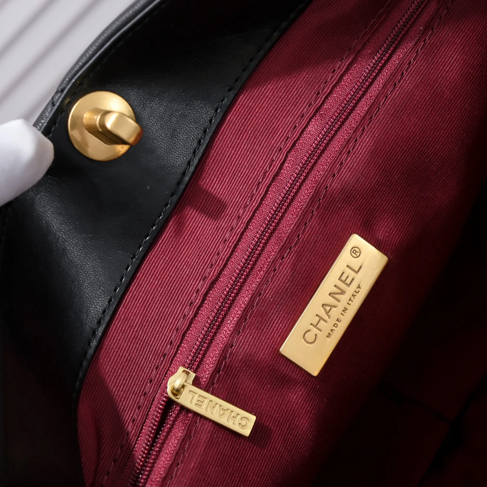 💰480￥Large 𝗖𝗛𝗔𝗡𝗘𝗟 𝟮𝟮𝗕 19𝑩𝑨𝑮 𝑻𝒐𝒕𝒆Black Gold Italian 🇮🇹 first-class [GR] lambskin🐑, feels delicate and soft, classic diamond pattern design is matched with leather-clad metal chains, gold has a high-end feel, this season's most classic black gold design, gathers all the elements of 19, super exquisite, soft and glutinous, a big bag of fried chicken is practical, deconstructs the classic bag shape, reshapes the trend and fashion, it is eye-catching, and it will last forever. Code: 9089 Size: 36*27*8.5cm