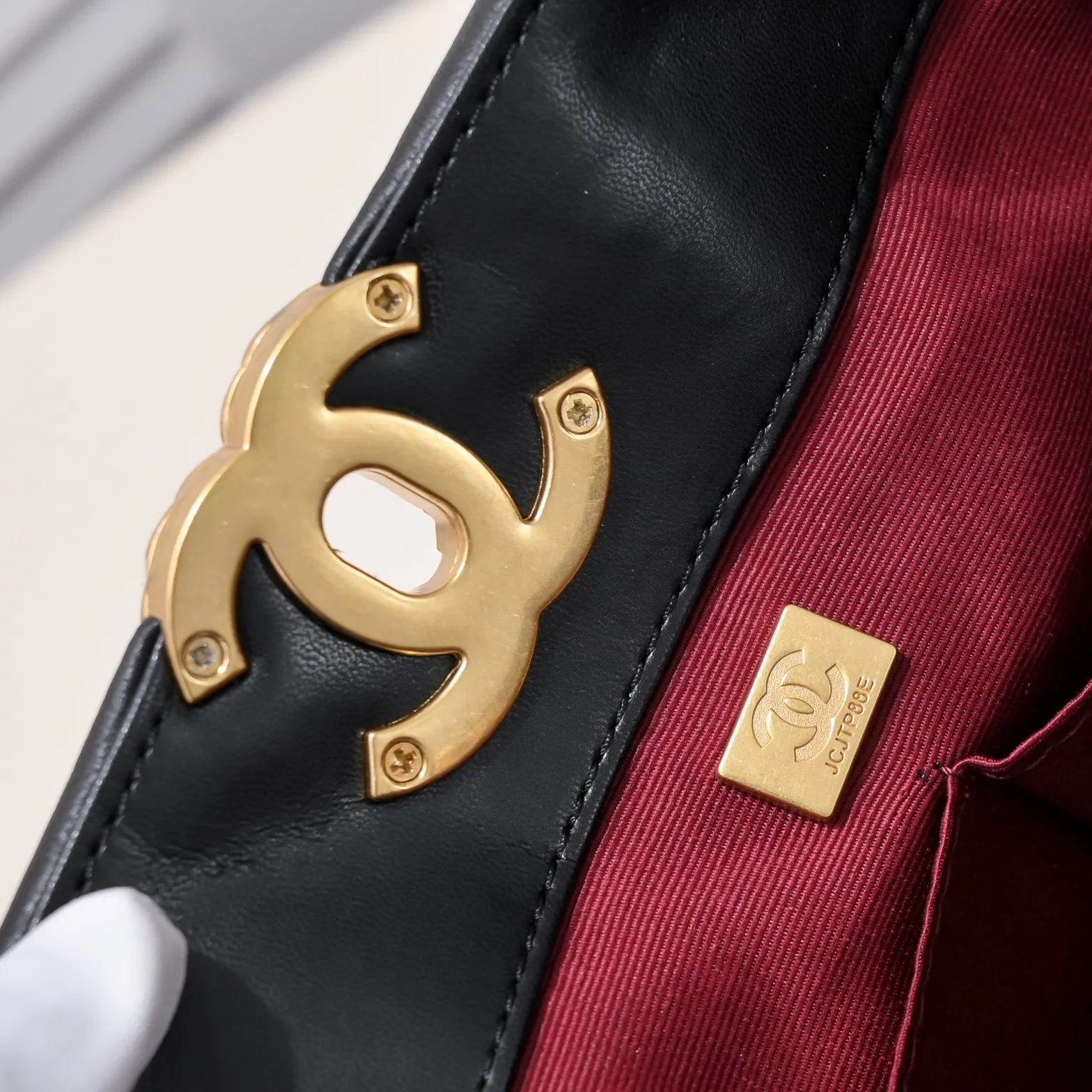 💰480￥Large 𝗖𝗛𝗔𝗡𝗘𝗟 𝟮𝟮𝗕 19𝑩𝑨𝑮 𝑻𝒐𝒕𝒆Black Gold Italian 🇮🇹 first-class [GR] lambskin🐑, feels delicate and soft, classic diamond pattern design is matched with leather-clad metal chains, gold has a high-end feel, this season's most classic black gold design, gathers all the elements of 19, super exquisite, soft and glutinous, a big bag of fried chicken is practical, deconstructs the classic bag shape, reshapes the trend and fashion, it is eye-catching, and it will last forever. Code: 9089 Size: 36*27*8.5cm