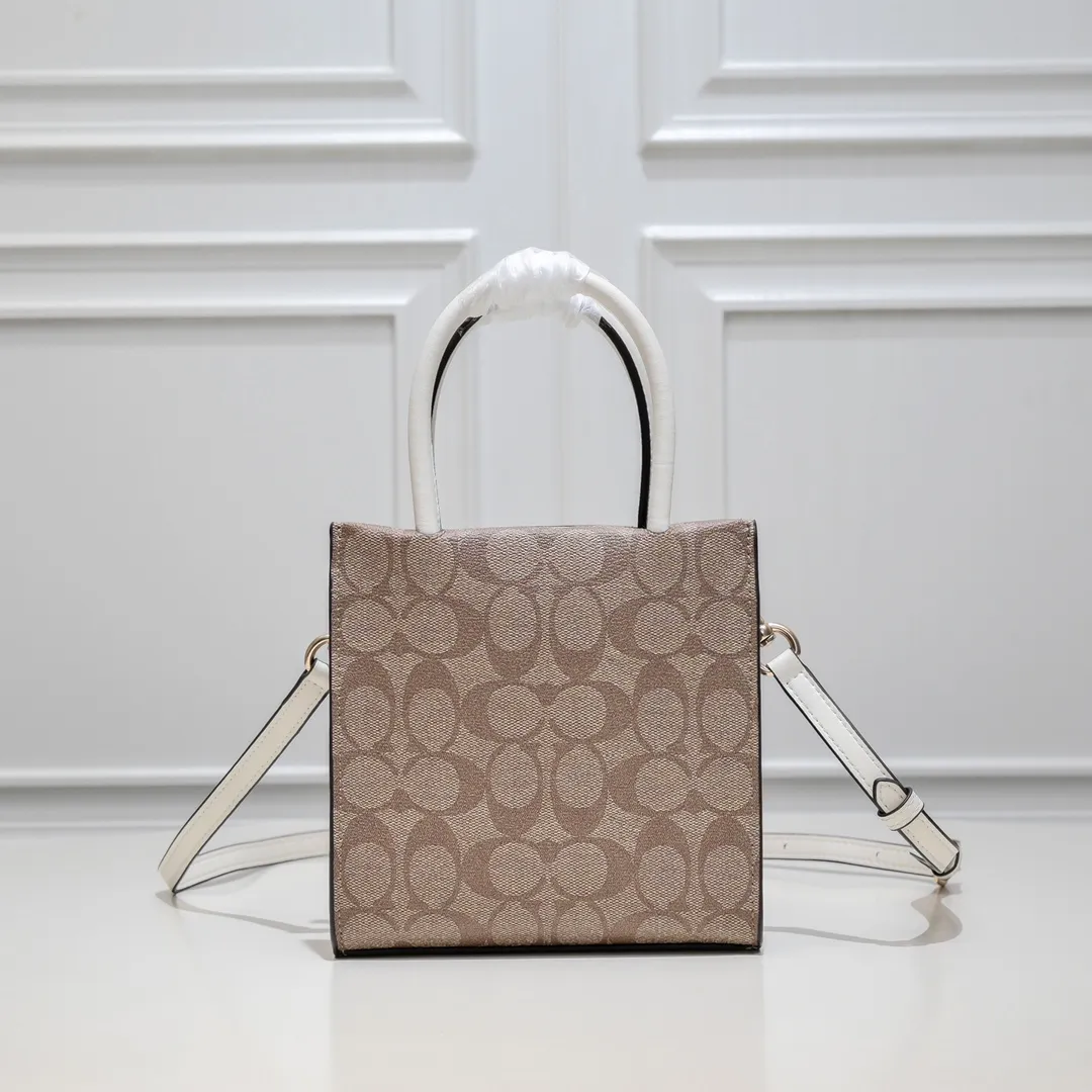 Coach’s new mini cally music bag 5693 has a vertical version design, which is stable and elegant when carried in the hand, and playful and smart when worn cross-body! Dark presbyopic classics are timeless! Size:17*16.5*8.5cm