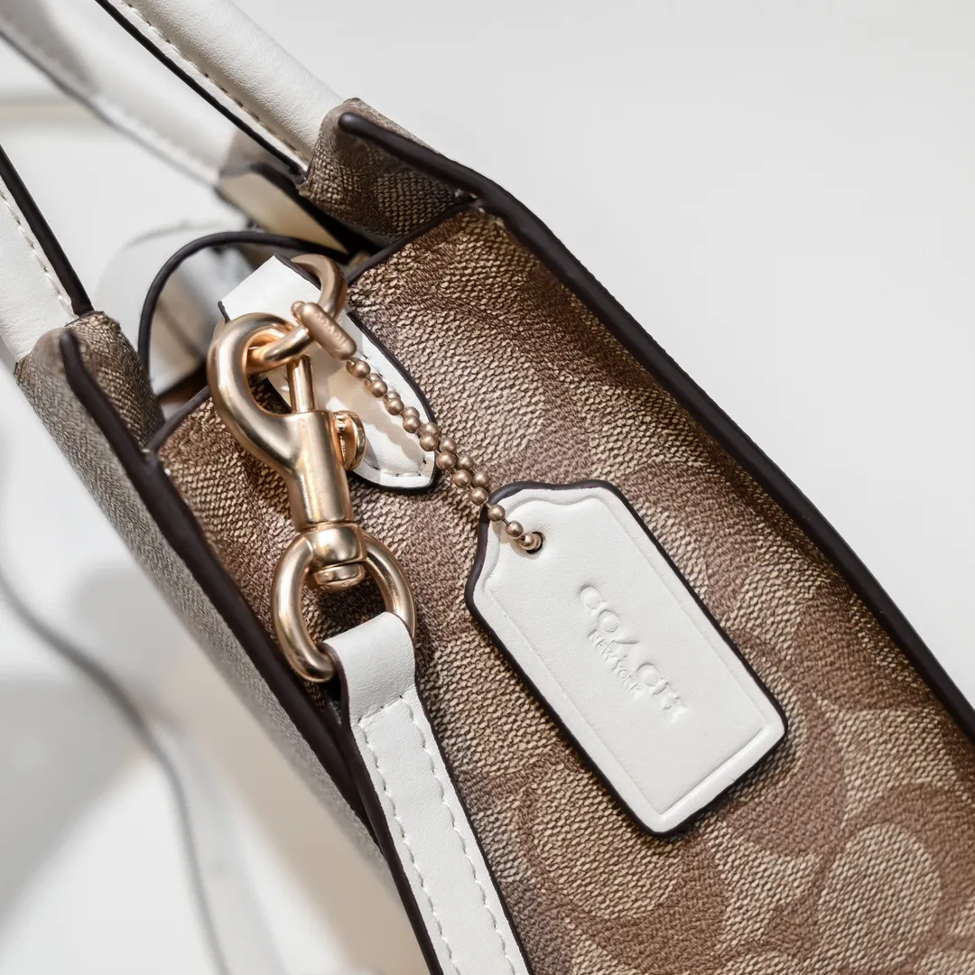 Coach’s new mini cally music bag 5693 has a vertical version design, which is stable and elegant when carried in the hand, and playful and smart when worn cross-body! Dark presbyopic classics are timeless! Size:17*16.5*8.5cm