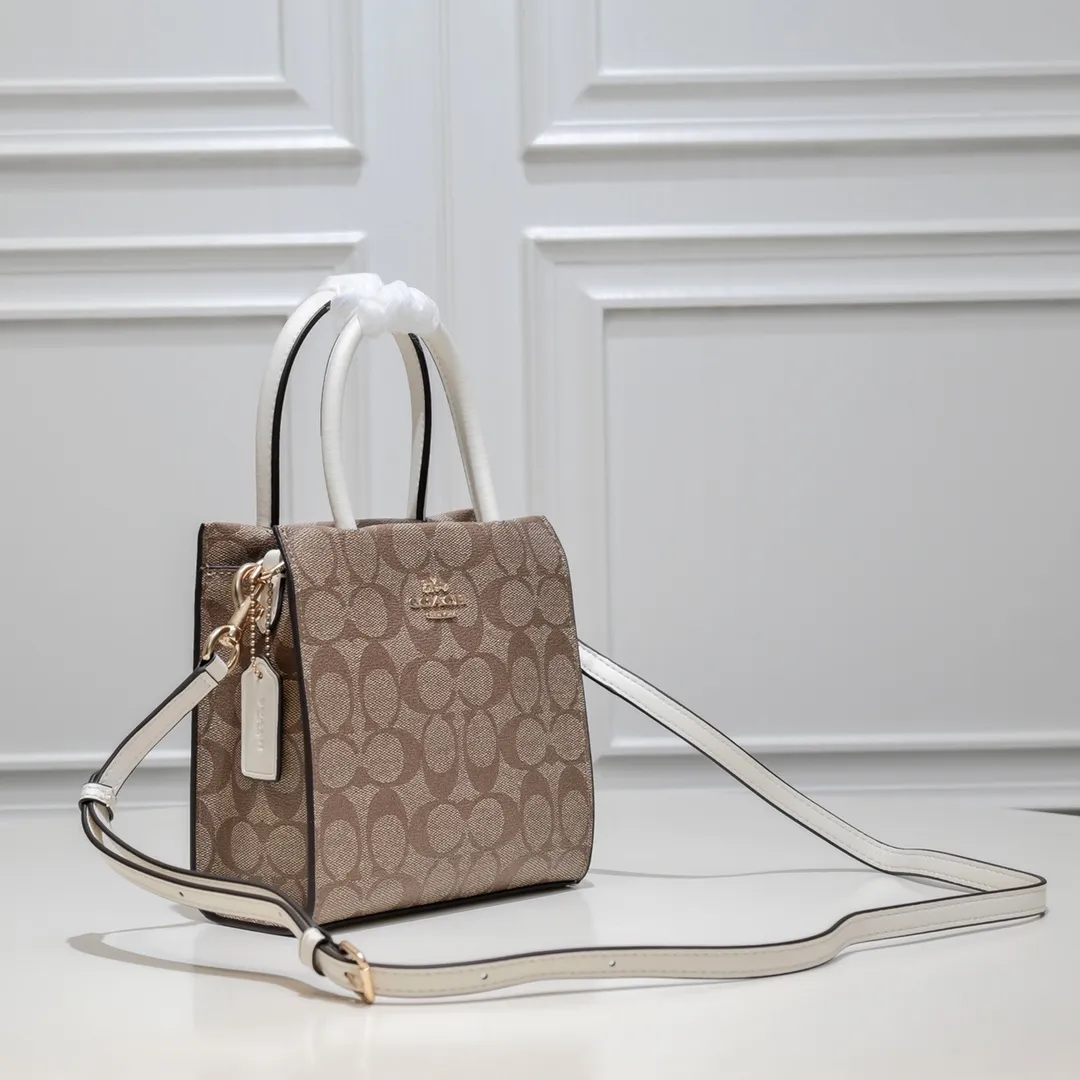 Coach’s new mini cally music bag 5693 has a vertical version design, which is stable and elegant when carried in the hand, and playful and smart when worn cross-body! Dark presbyopic classics are timeless! Size:17*16.5*8.5cm
