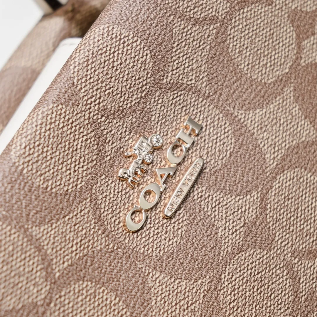 Coach’s new mini cally music bag 5693 has a vertical version design, which is stable and elegant when carried in the hand, and playful and smart when worn cross-body! Dark presbyopic classics are timeless! Size:17*16.5*8.5cm